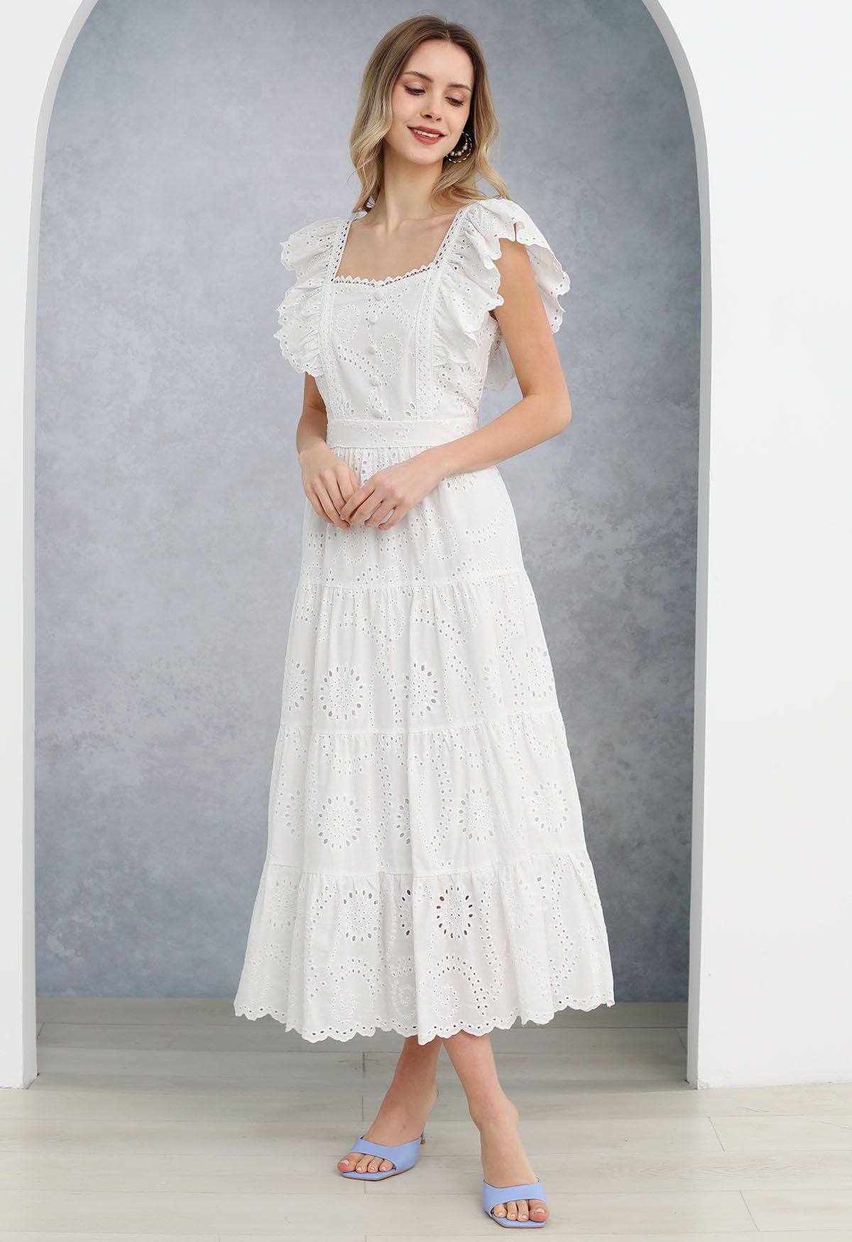 Robe longue brodée d'œillets à encolure en cœur en blanc