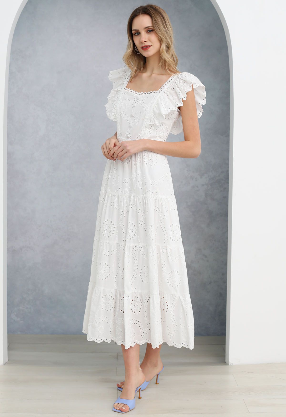 Robe longue brodée d'œillets à encolure en cœur en blanc