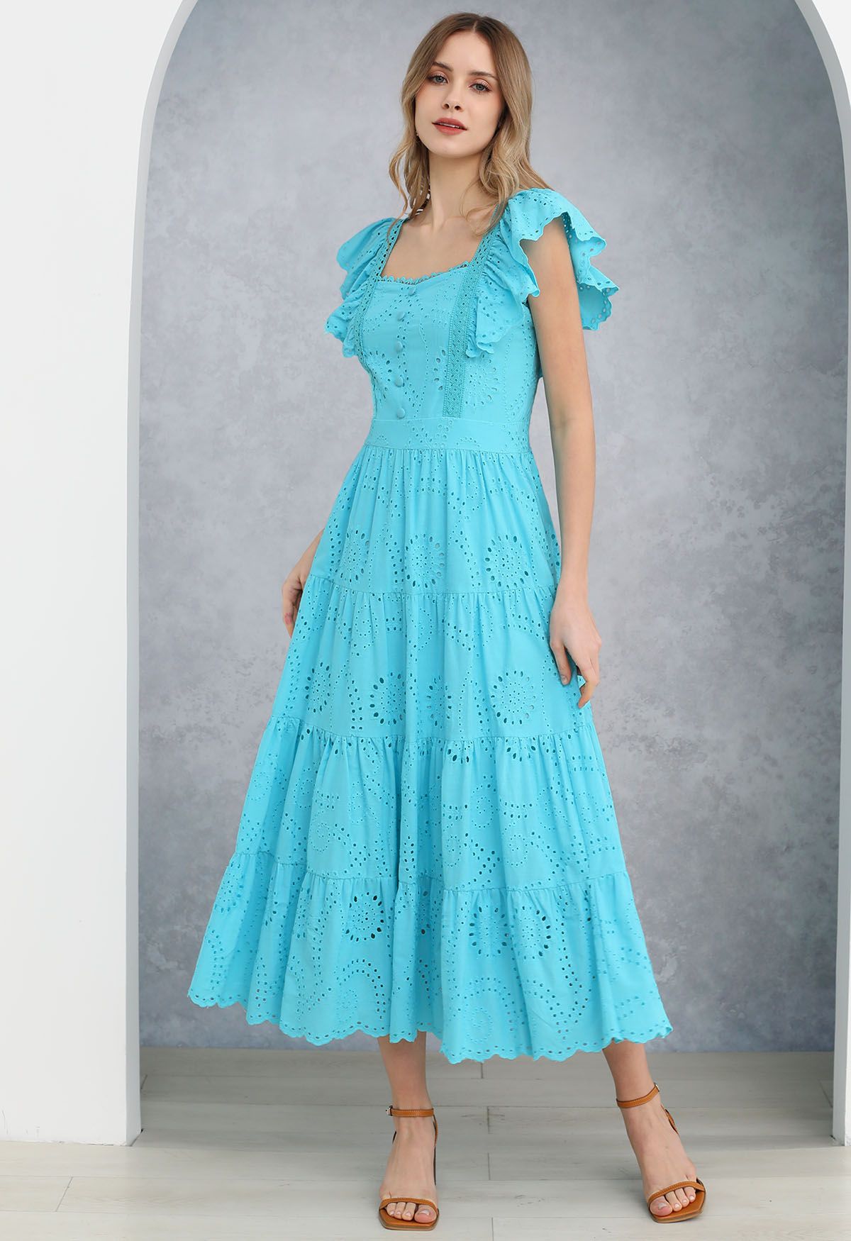 Robe longue brodée d'œillets à encolure en cœur en turquoise