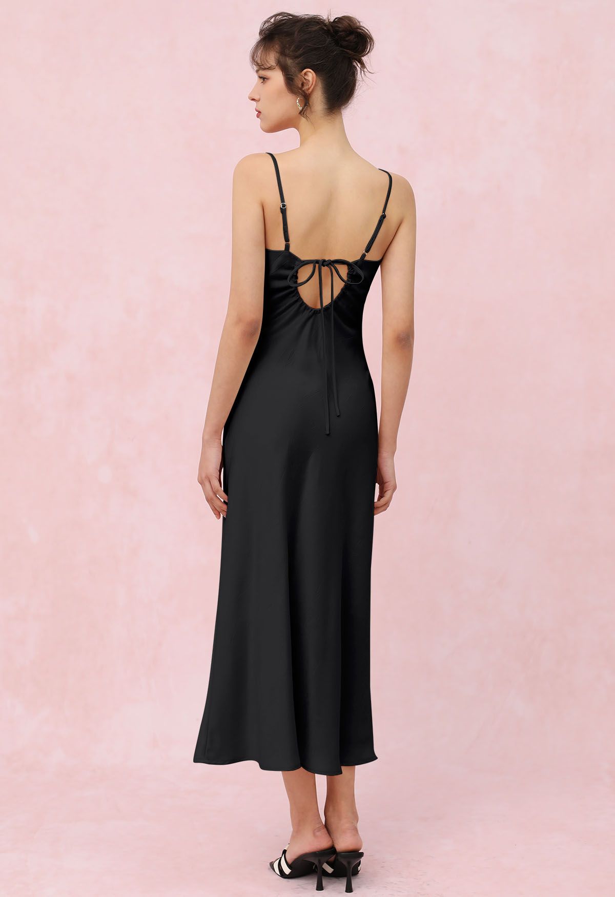 Robe caraco en satin à dos nu et lien à cordon de serrage, noire