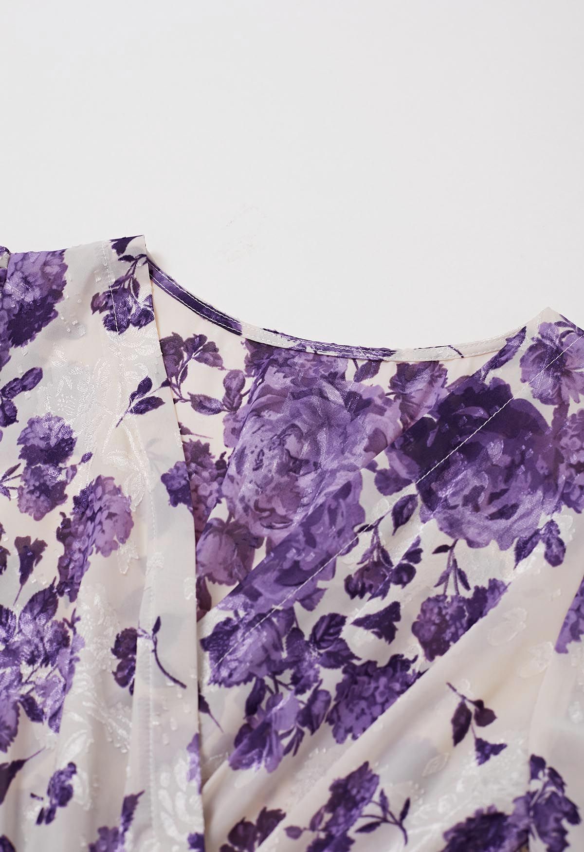 Robe portefeuille à volants en jacquard floral violet