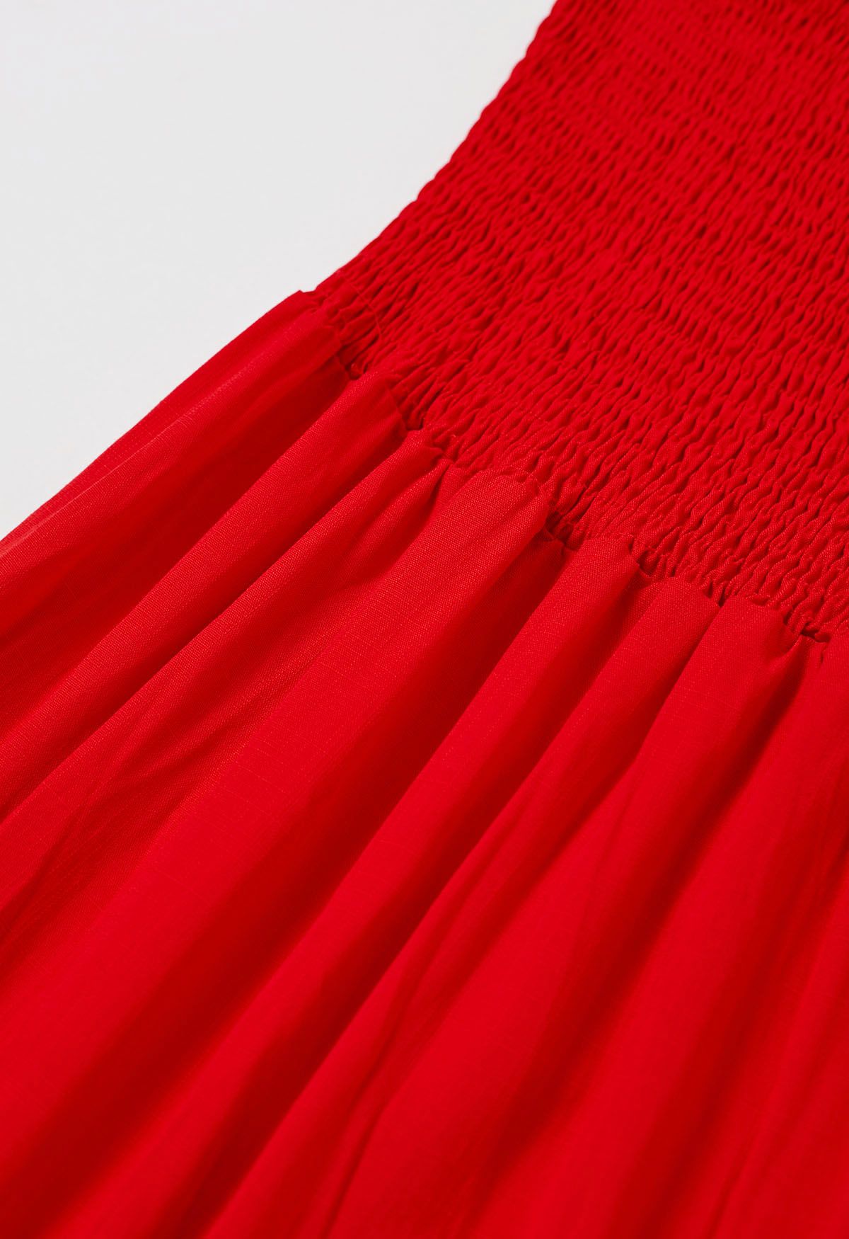 Robe longue froncée à épaules nouées flottantes en rouge