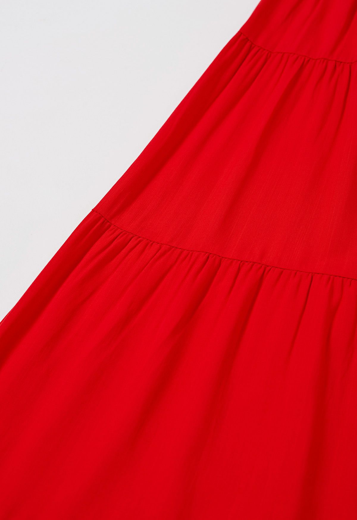 Robe longue froncée à épaules nouées flottantes en rouge