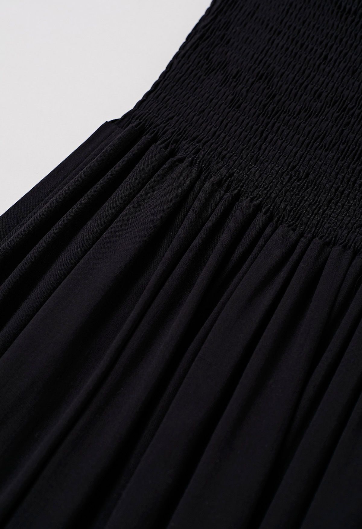 Robe longue froncée à épaules nouées flottantes en noir