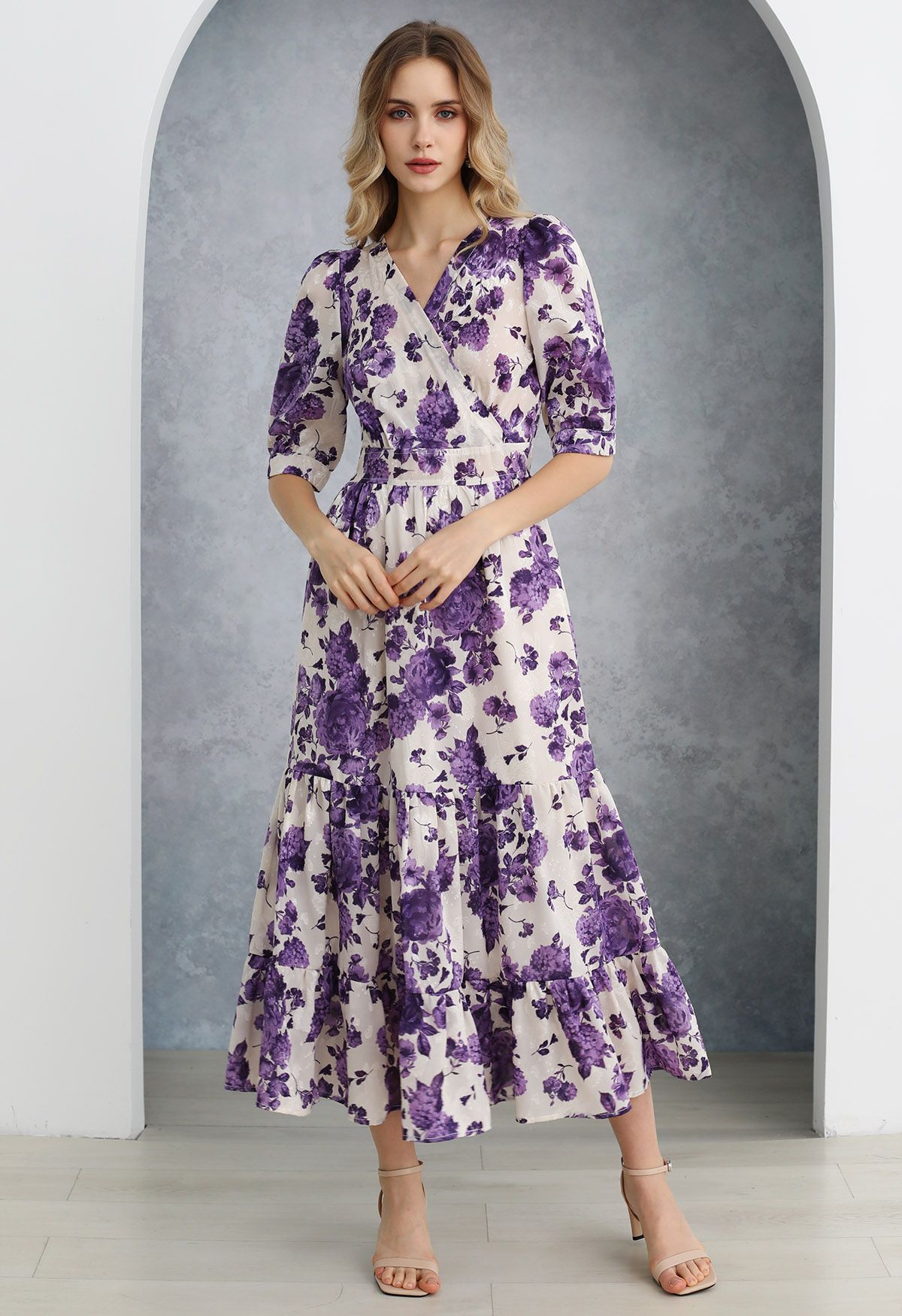 Robe portefeuille à volants en jacquard floral violet