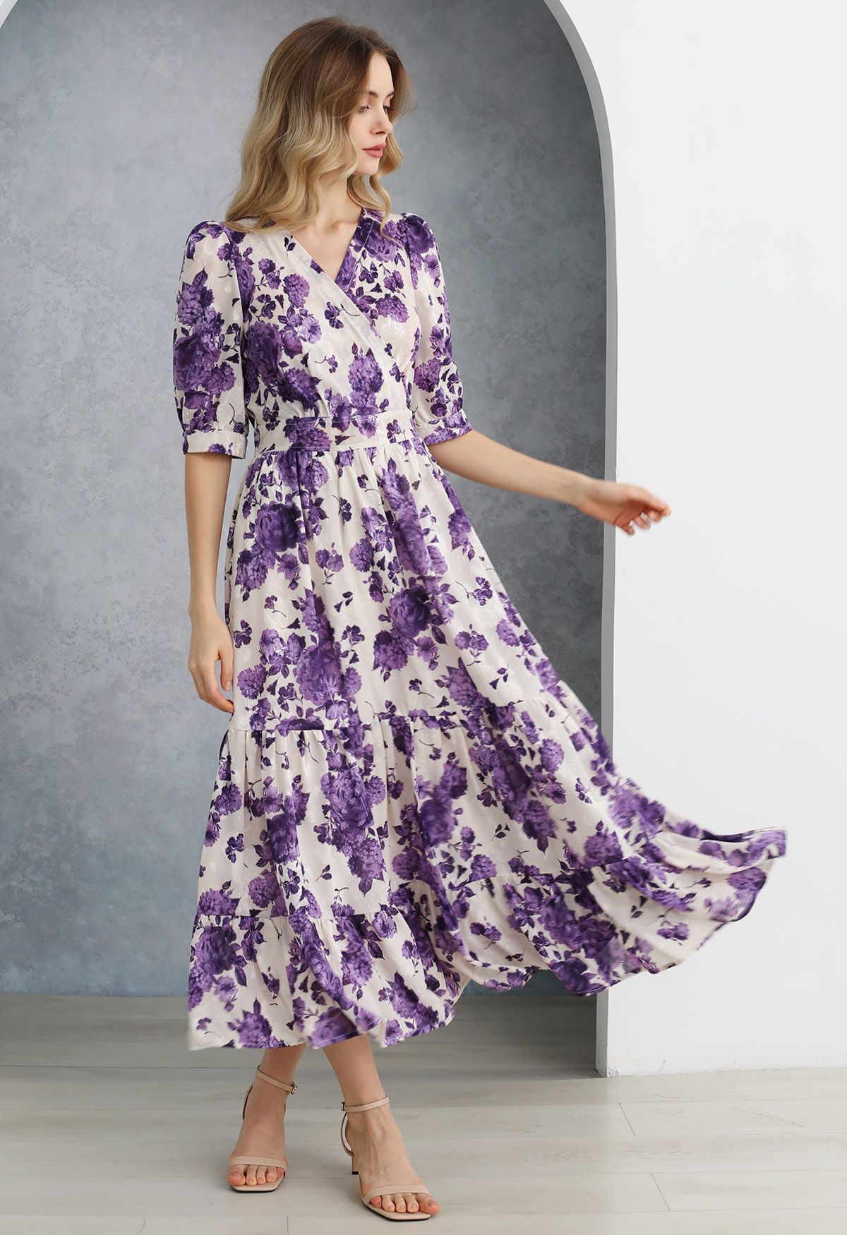 Robe portefeuille à volants en jacquard floral violet