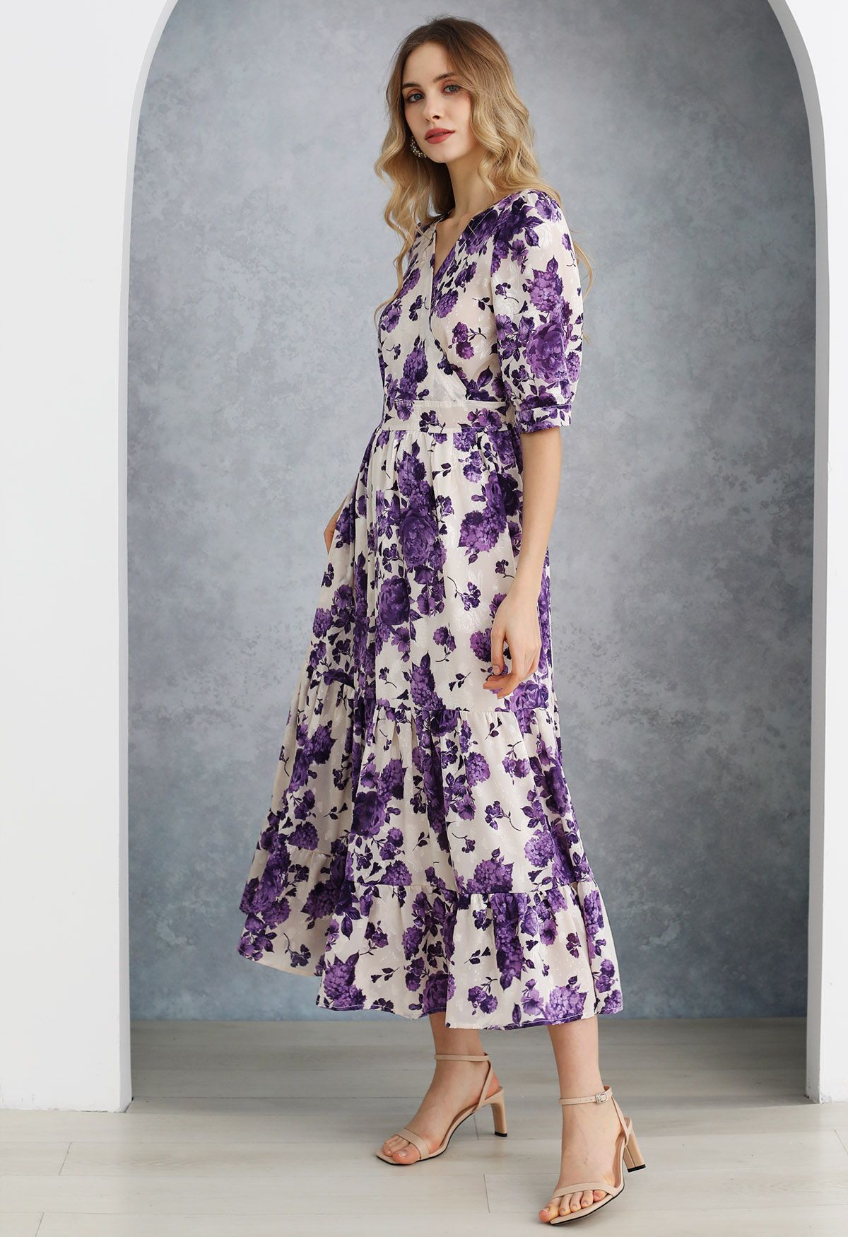 Robe portefeuille à volants en jacquard floral violet