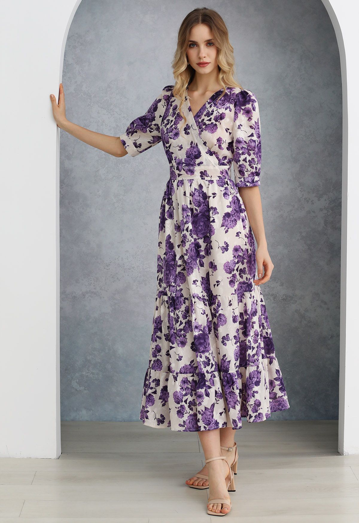 Robe portefeuille à volants en jacquard floral violet