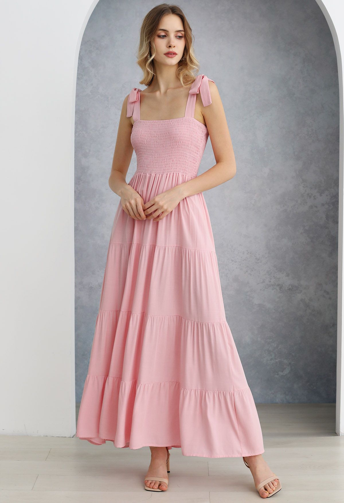 Robe longue froncée à épaules nouées flottantes en rose