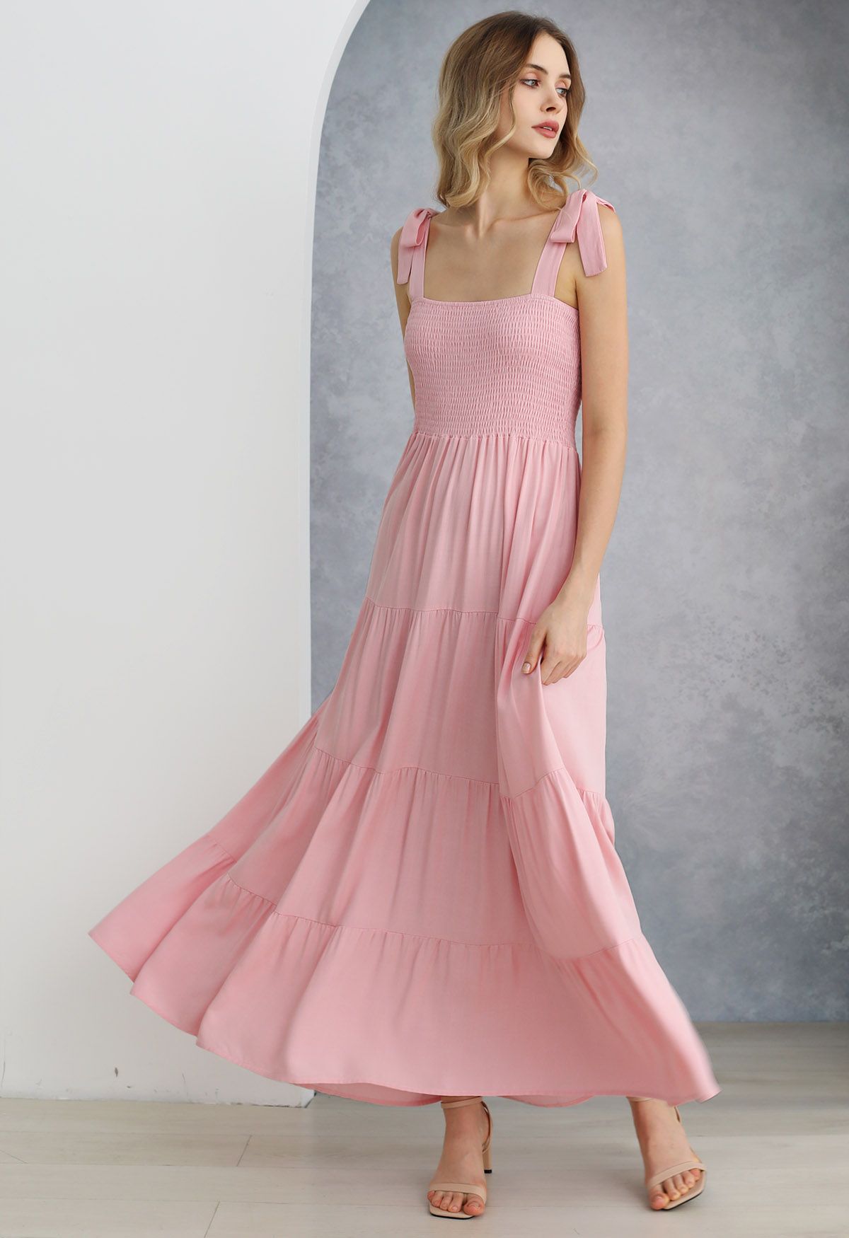 Robe longue froncée à épaules nouées flottantes en rose