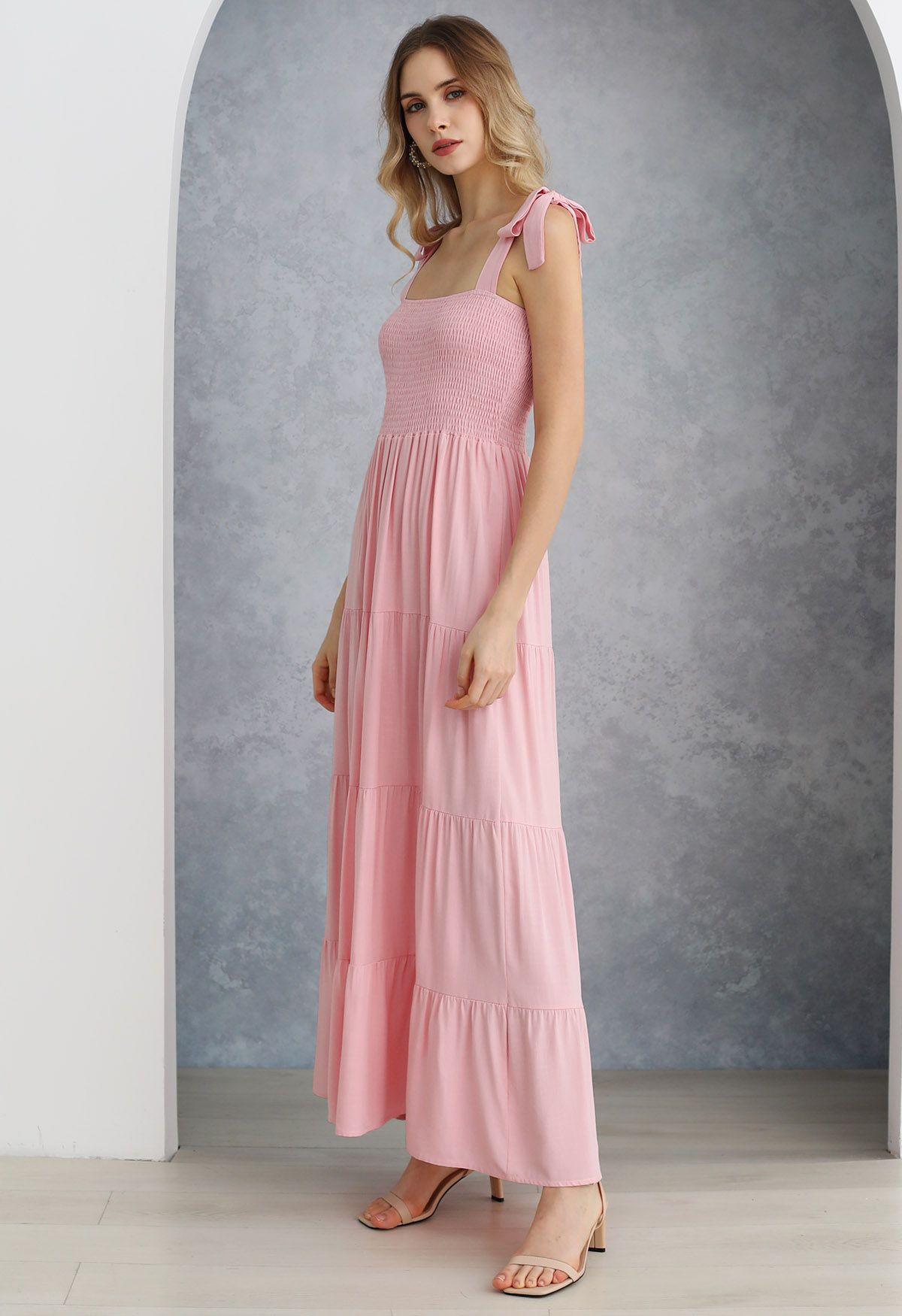 Robe longue froncée à épaules nouées flottantes en rose