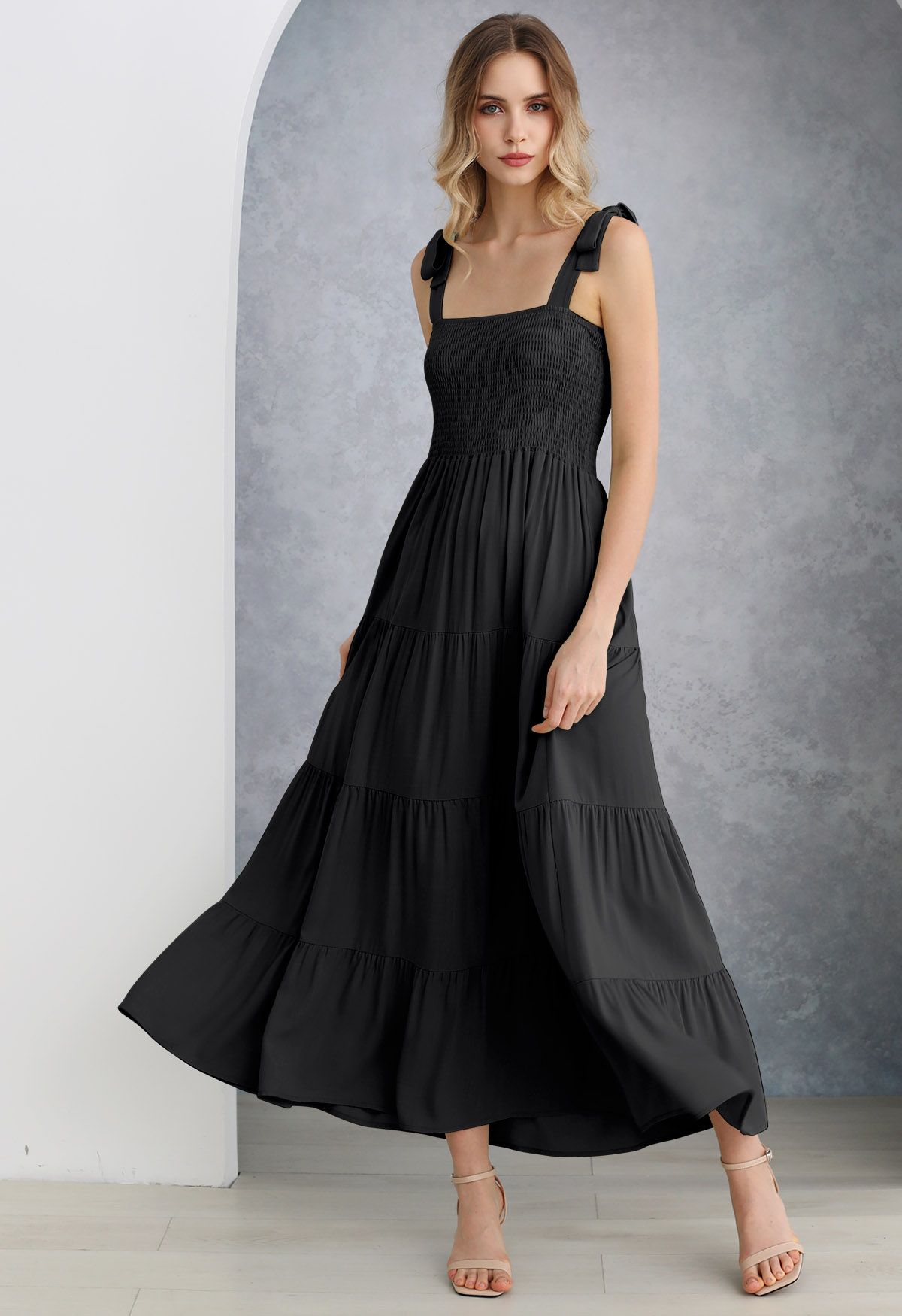 Robe longue froncée à épaules nouées flottantes en noir