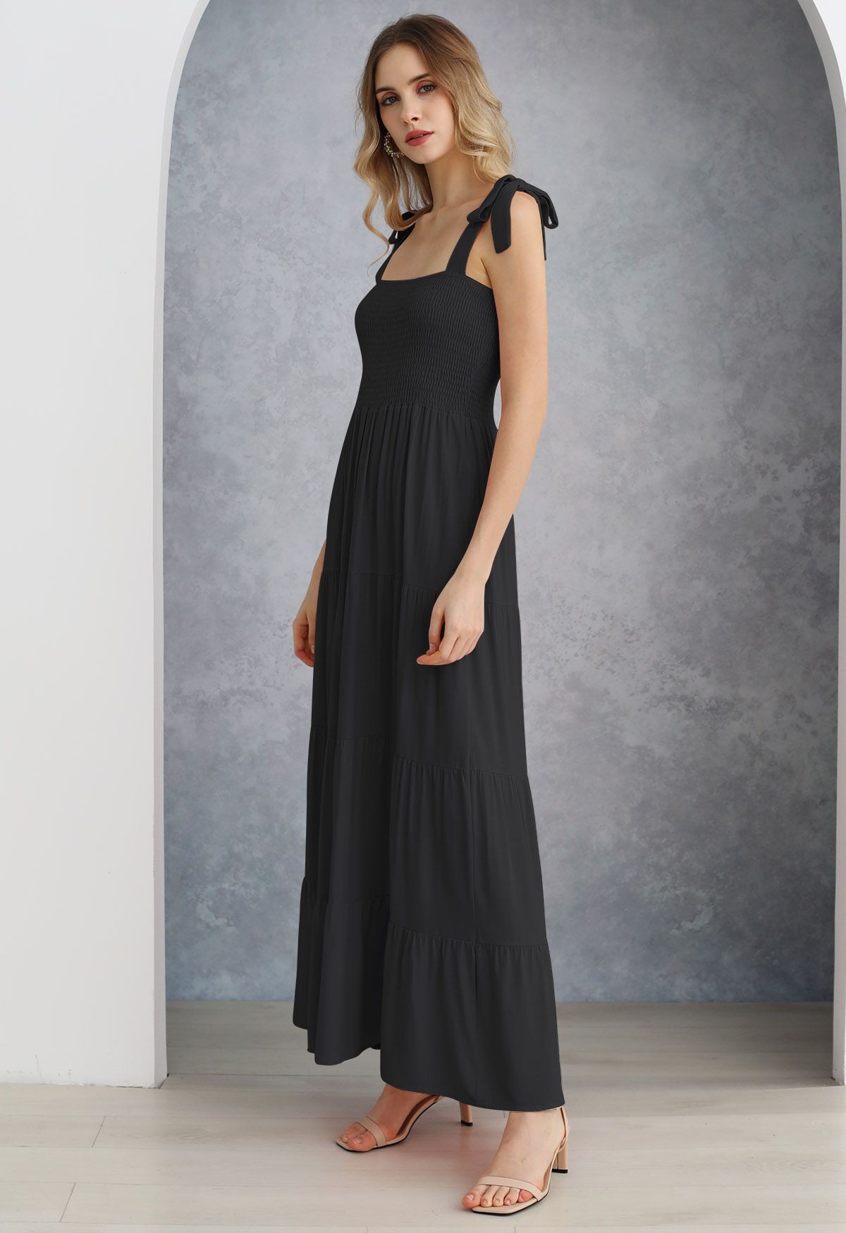 Robe longue froncée à épaules nouées flottantes en noir