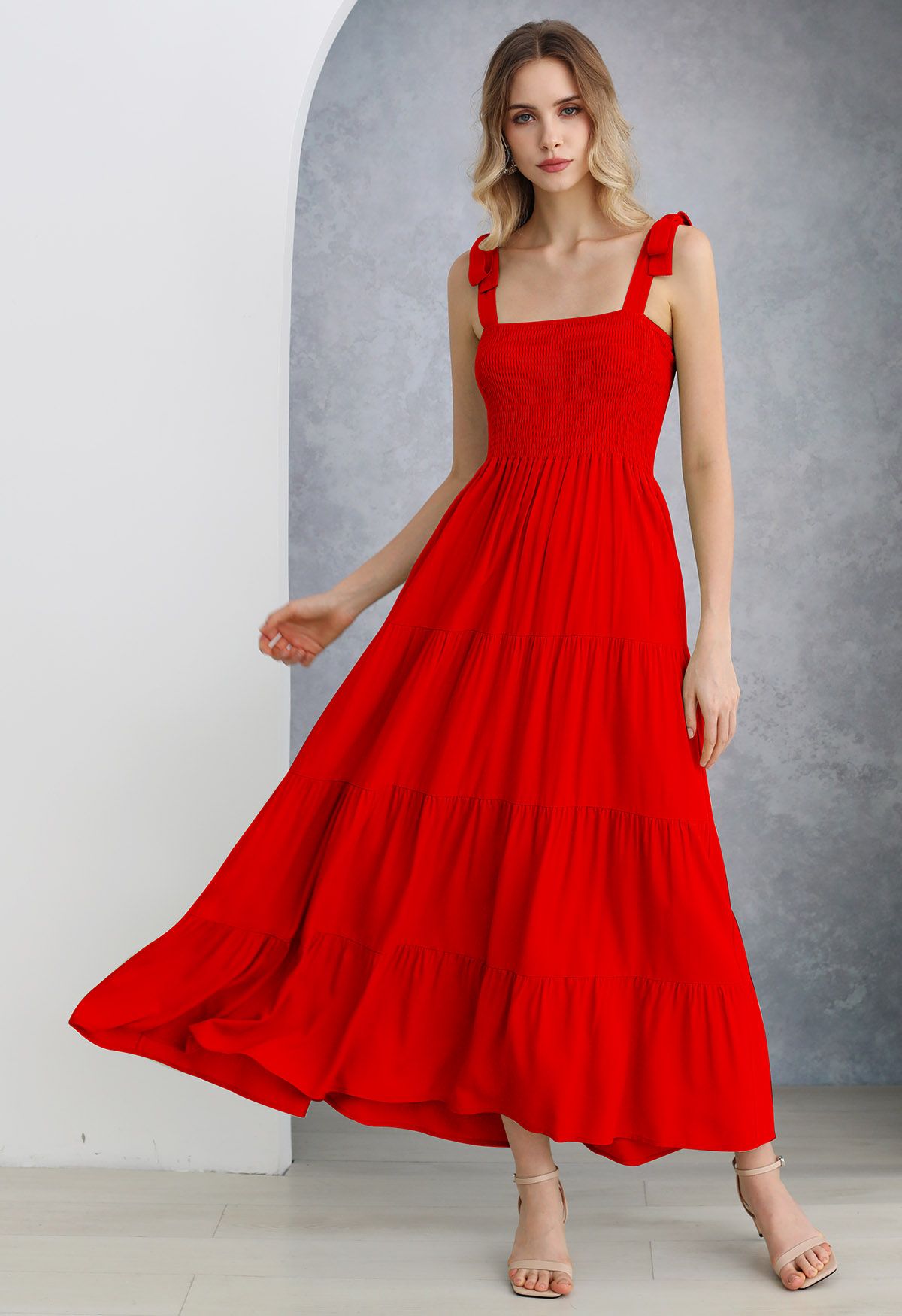 Robe longue froncée à épaules nouées flottantes en rouge