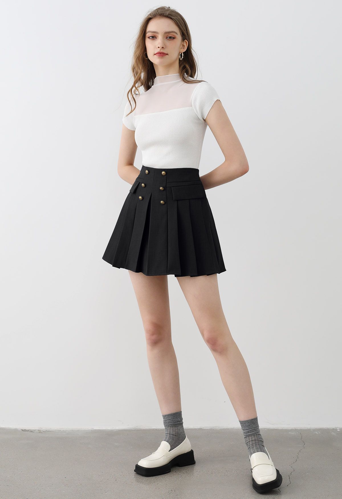 Mini jupe-short Preppy plissée à double boutonnage en noir