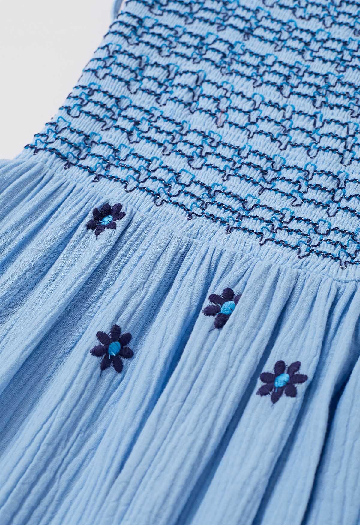 Robe froncée à épaules nouées et broderie Floret en bleu