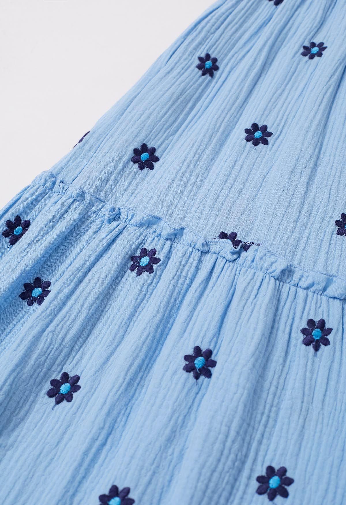 Robe froncée à épaules nouées et broderie Floret en bleu