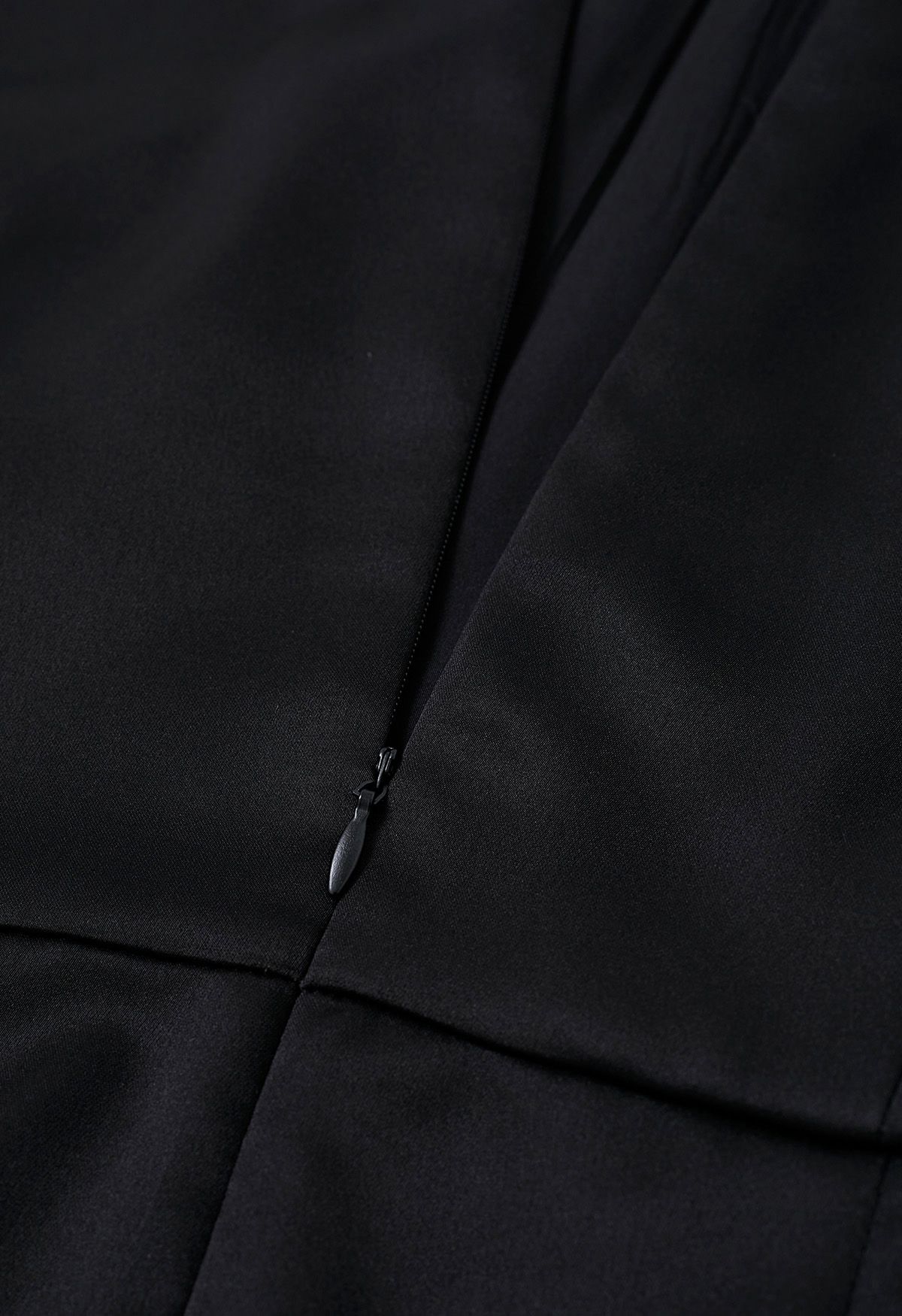 Combinaison dos nu nacrée en satin à taille nouée en noir