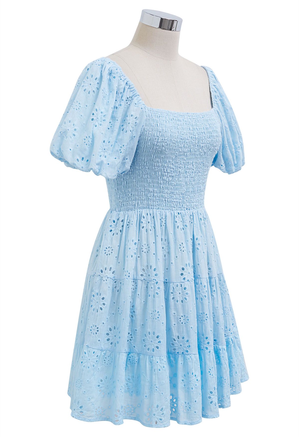 Mini-robe fleurie à œillets et manches bouffantes en bleu