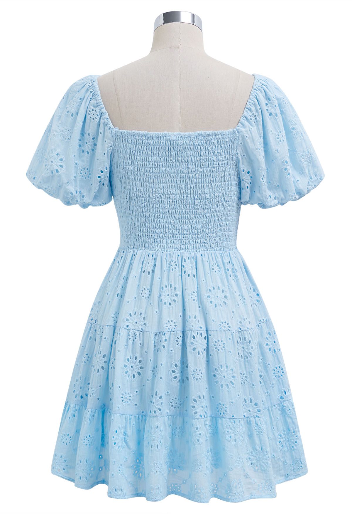 Mini-robe fleurie à œillets et manches bouffantes en bleu