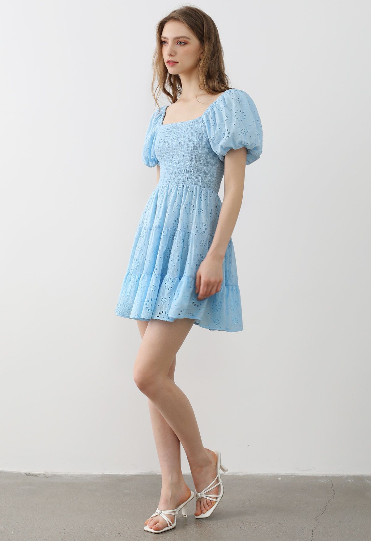 Mini-robe fleurie à œillets et manches bouffantes en bleu