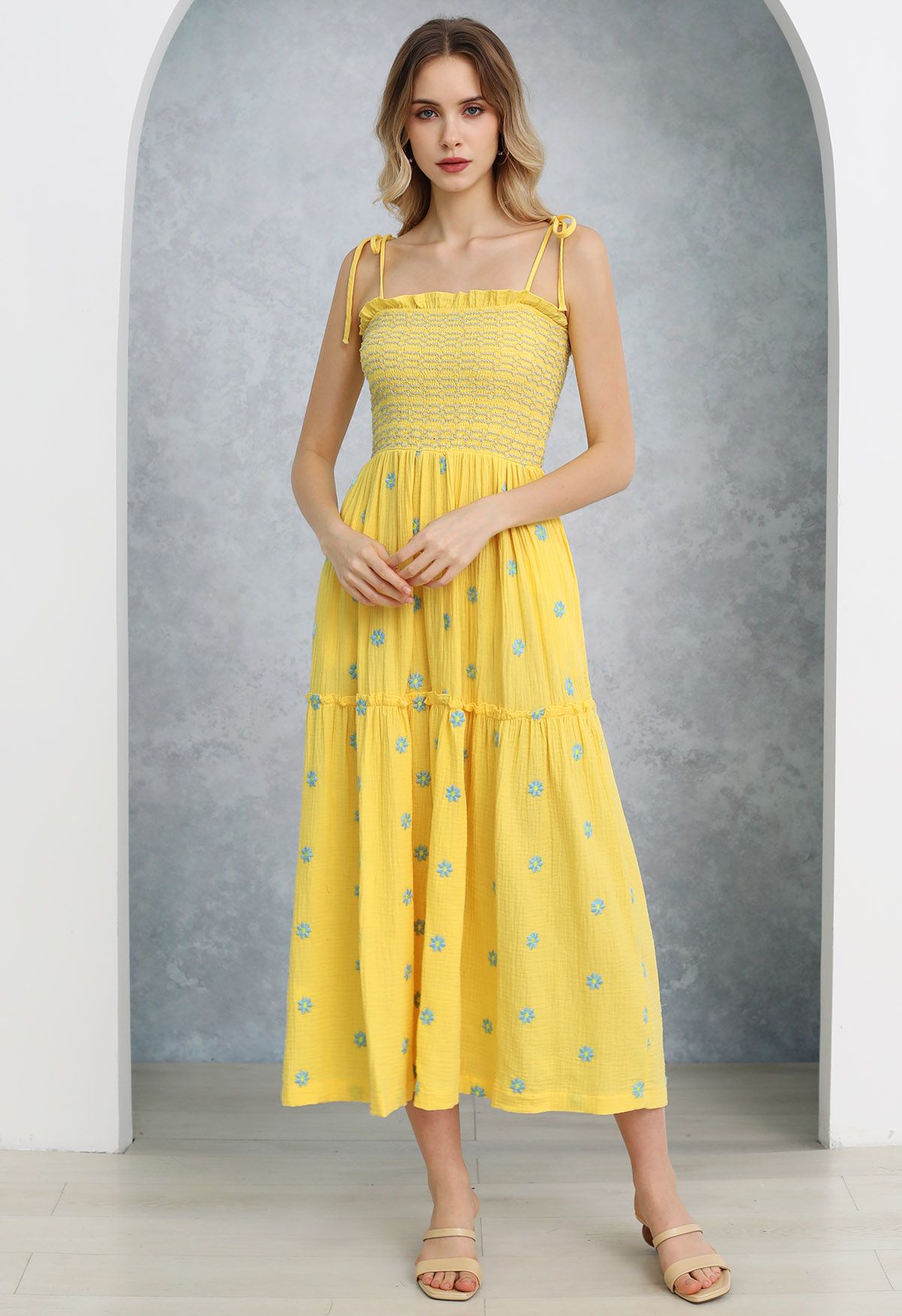 Robe froncée à épaules nouées et broderie Floret en jaune