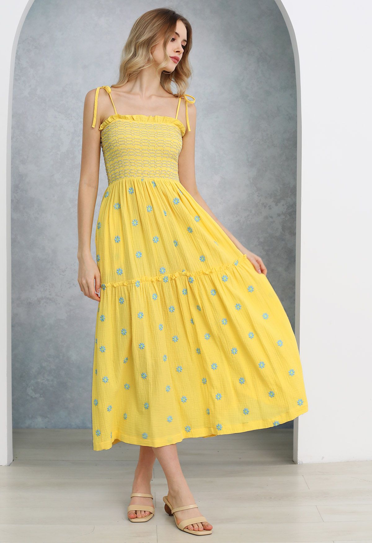 Robe froncée à épaules nouées et broderie Floret en jaune