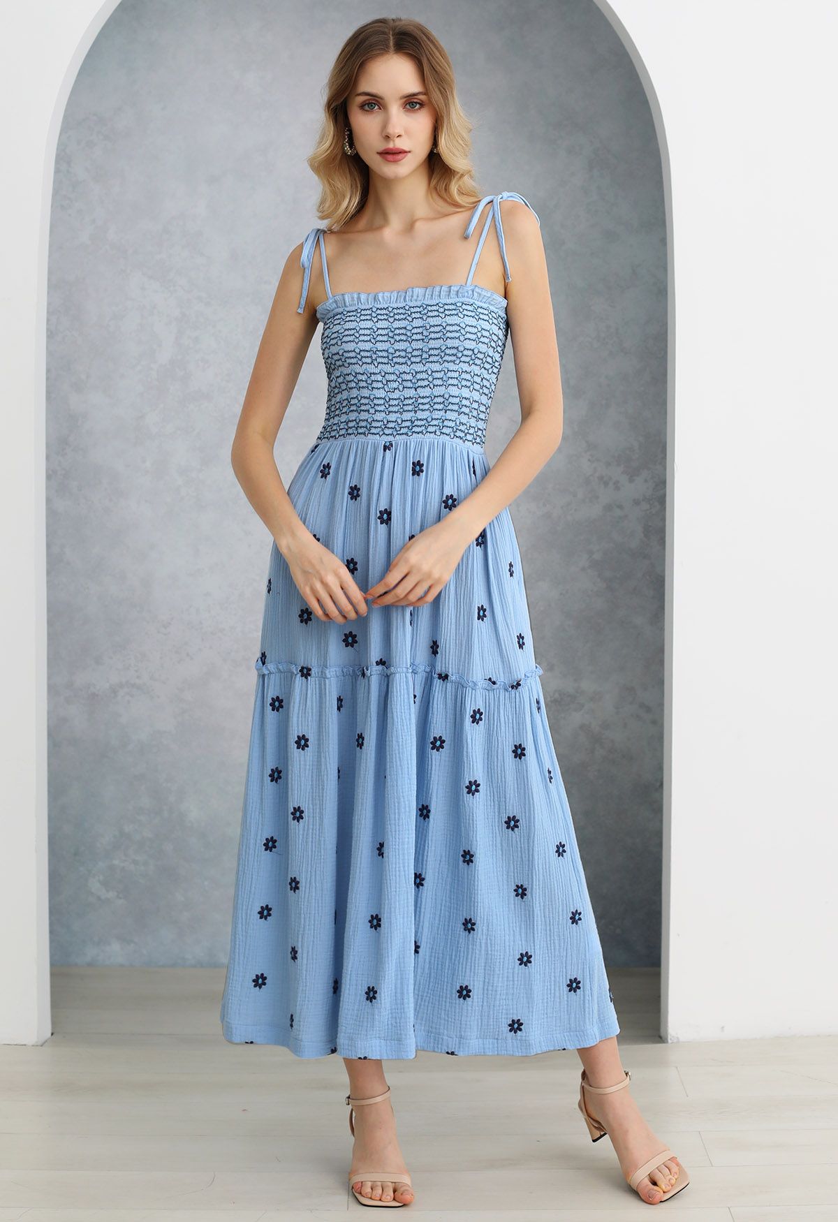 Robe froncée à épaules nouées et broderie Floret en bleu