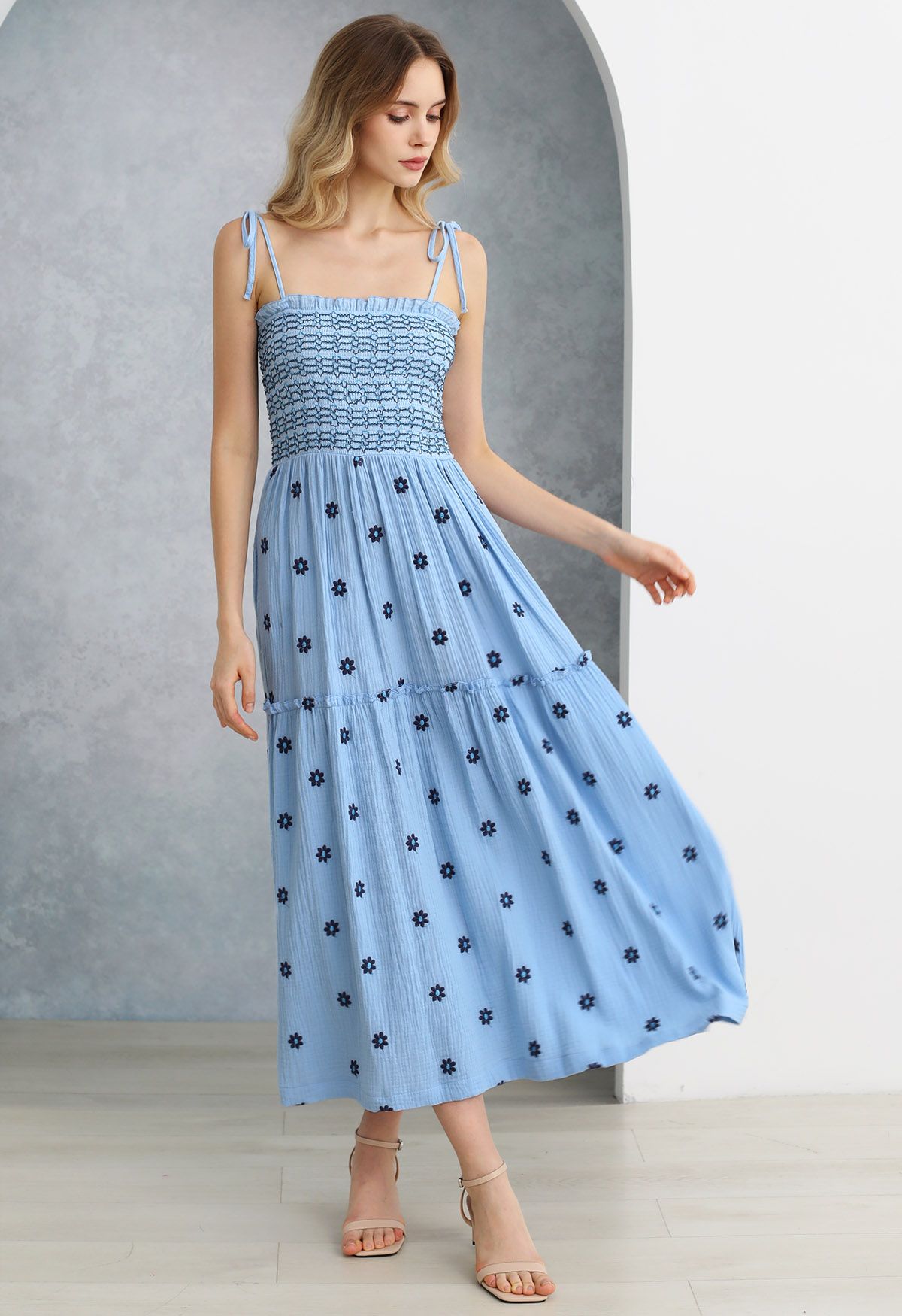 Robe froncee a epaules nouees et broderie Floret en bleu