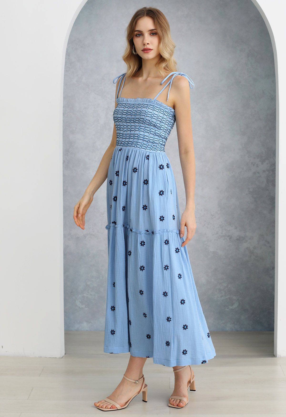 Robe froncée à épaules nouées et broderie Floret en bleu