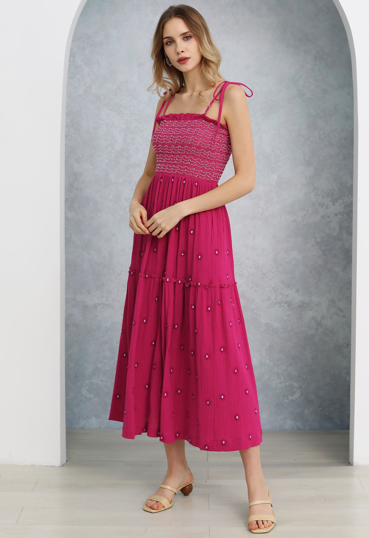 Robe froncée à épaules nouées et broderie Floret en rose vif