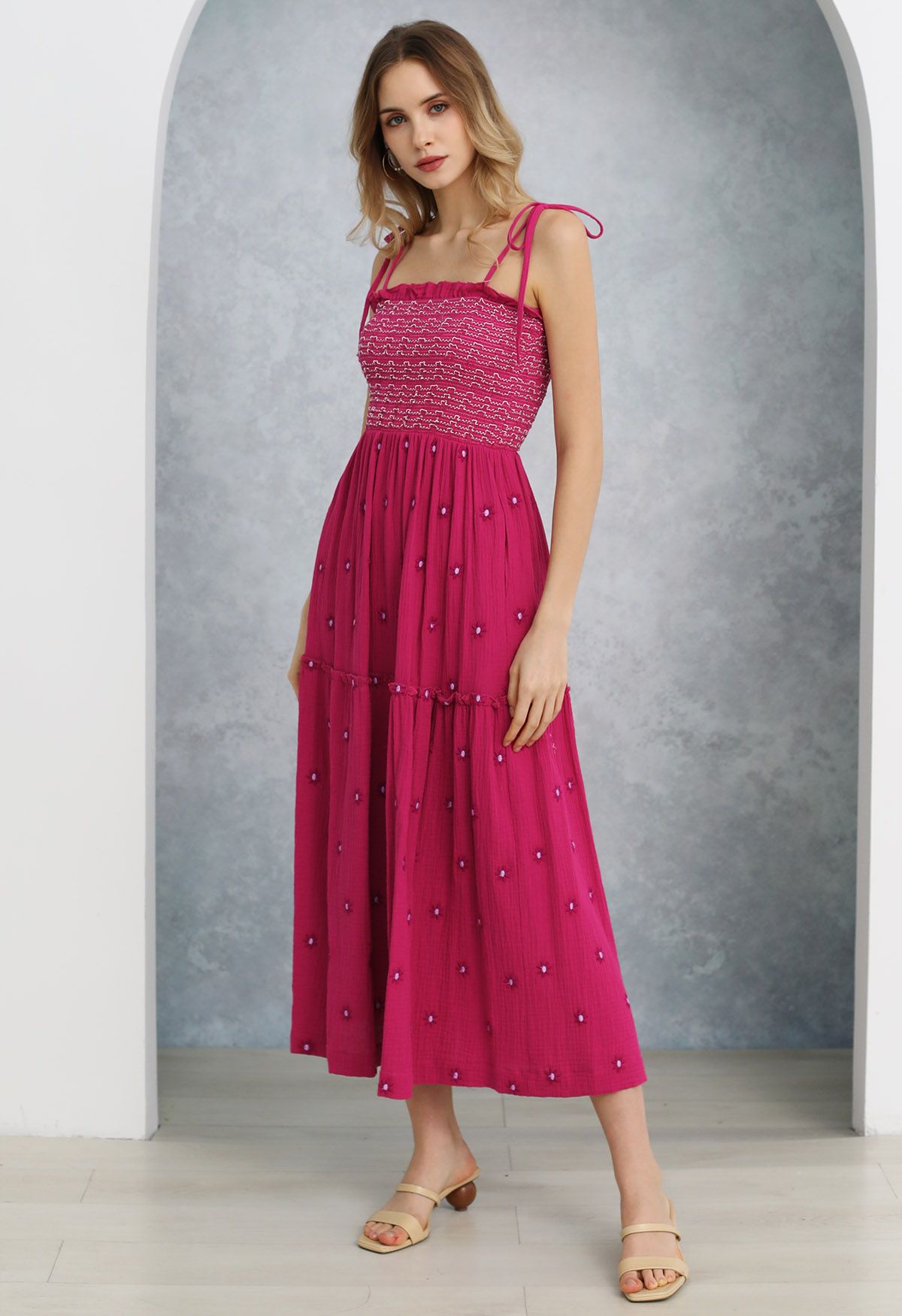 Robe froncée à épaules nouées et broderie Floret en rose vif