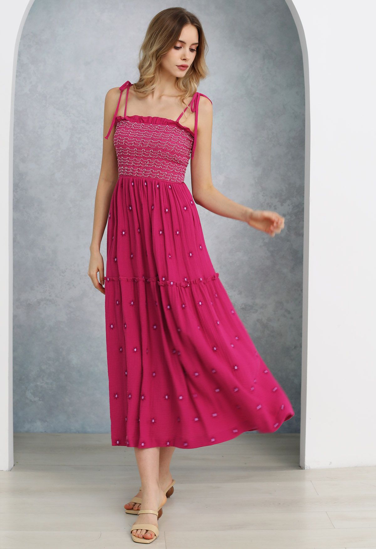 Robe froncée à épaules nouées et broderie Floret en rose vif