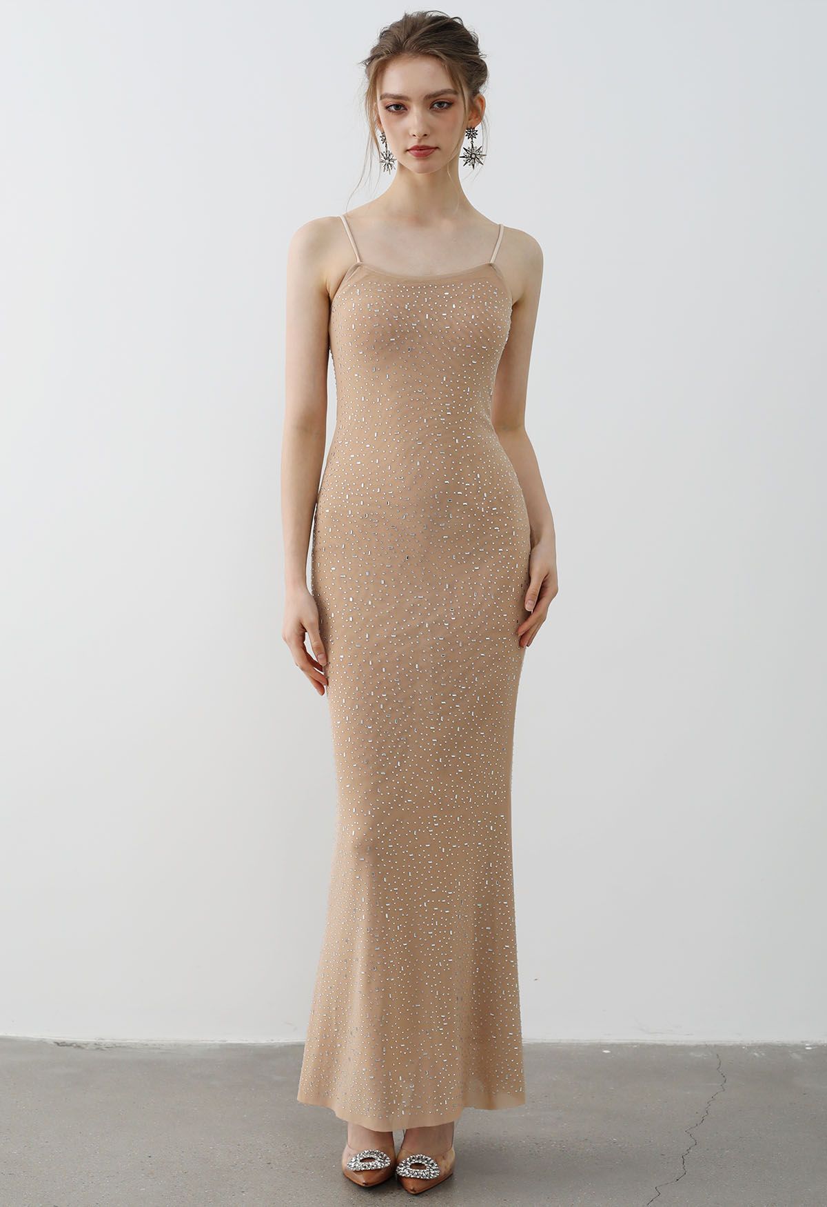 Robe longue moulante en maille ornée de strass, beige