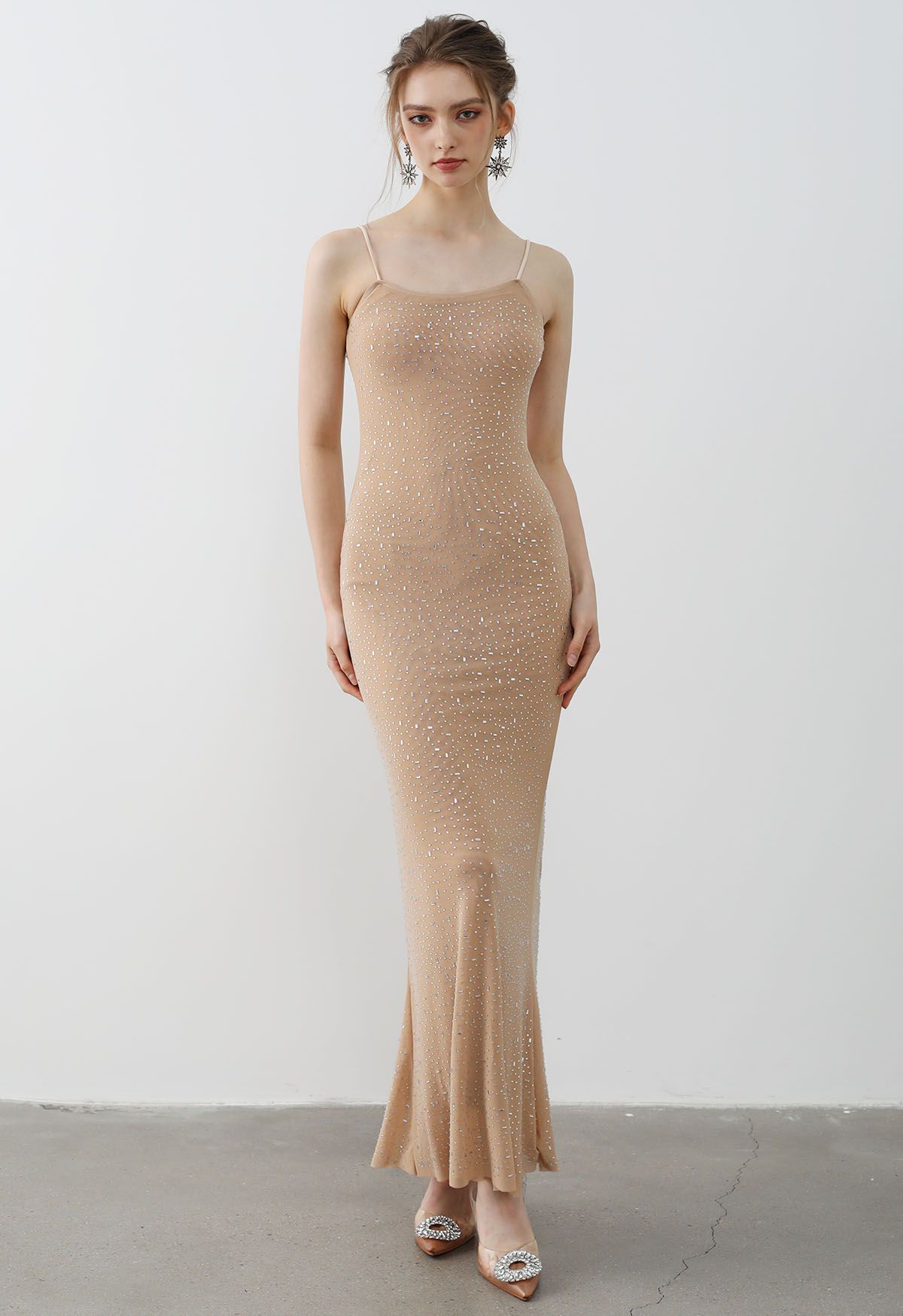 Robe longue moulante en maille ornée de strass, beige