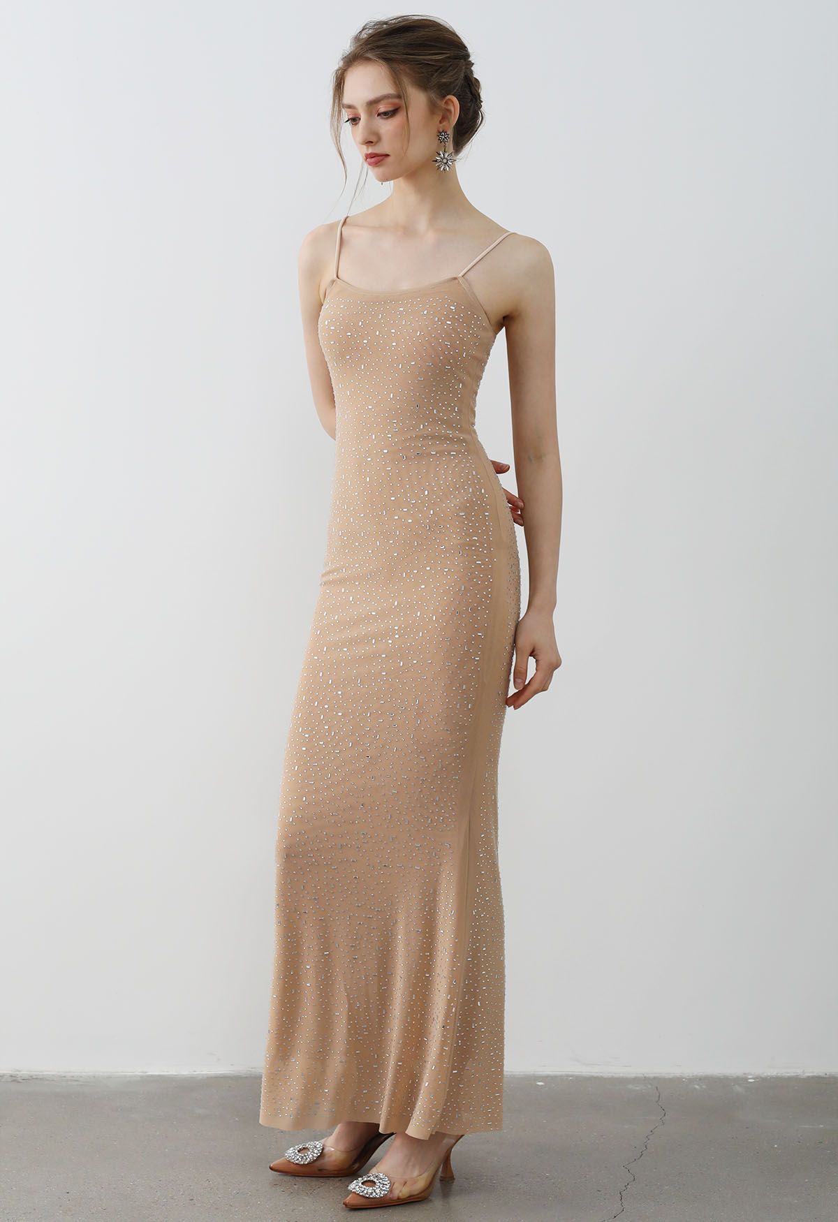 Robe longue moulante en maille ornée de strass, beige