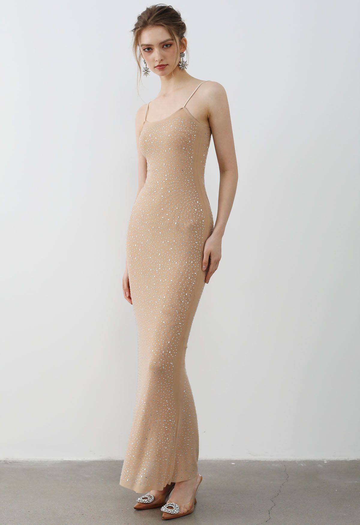 Robe longue moulante en maille ornée de strass, beige