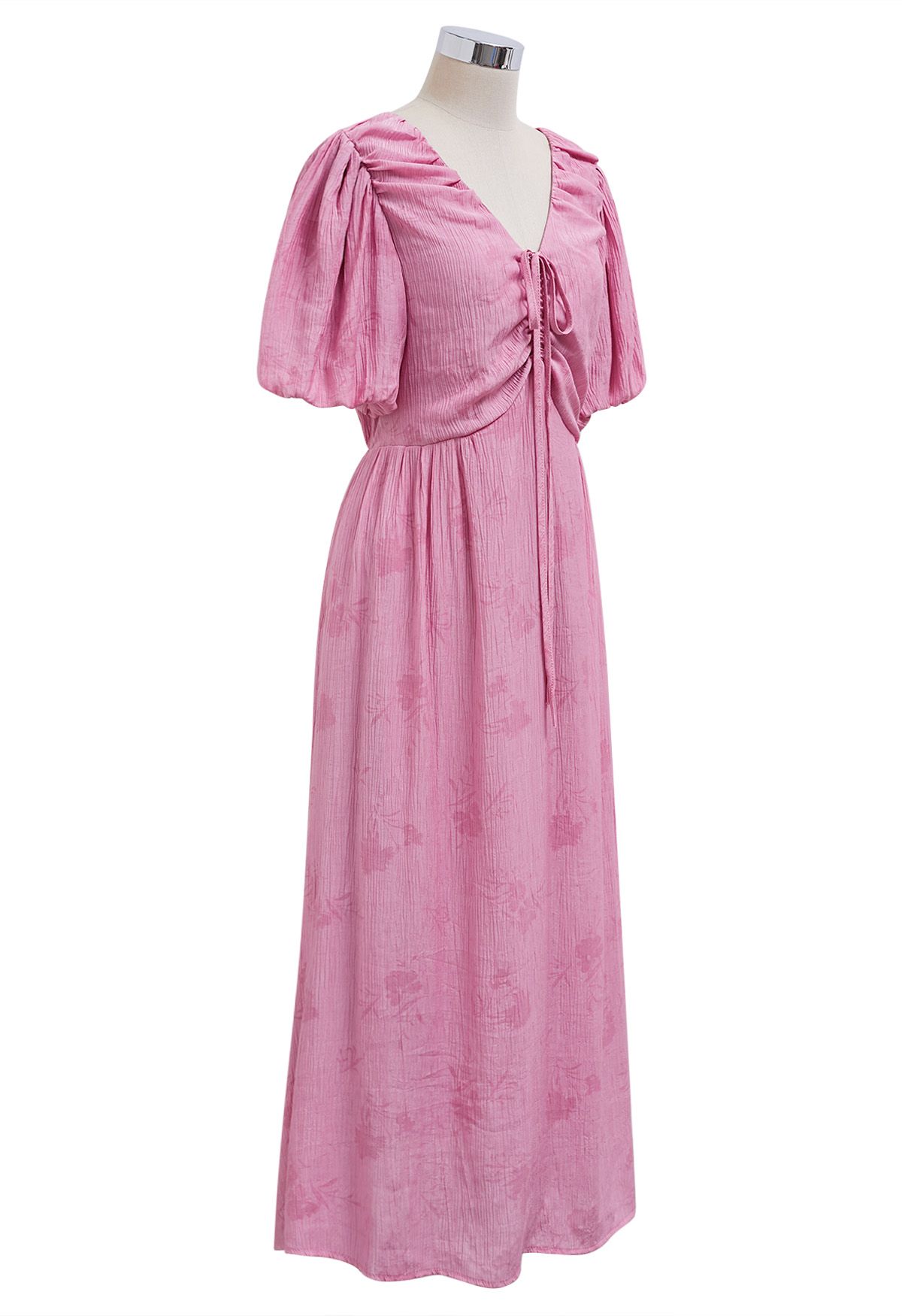 Robe mi-longue à col en V avec cordon de serrage et texture florale subtile en rose