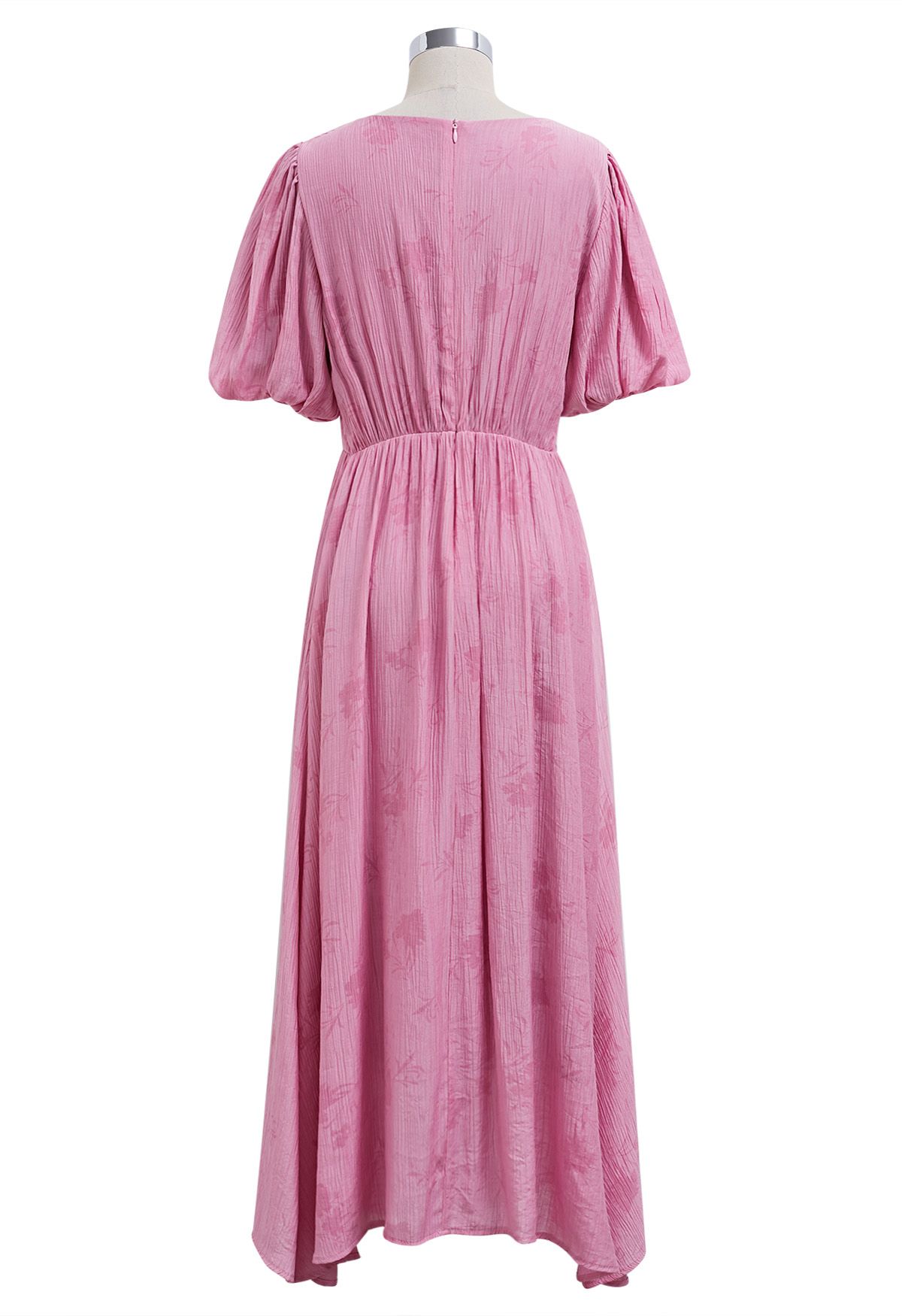 Robe mi-longue à col en V avec cordon de serrage et texture florale subtile en rose