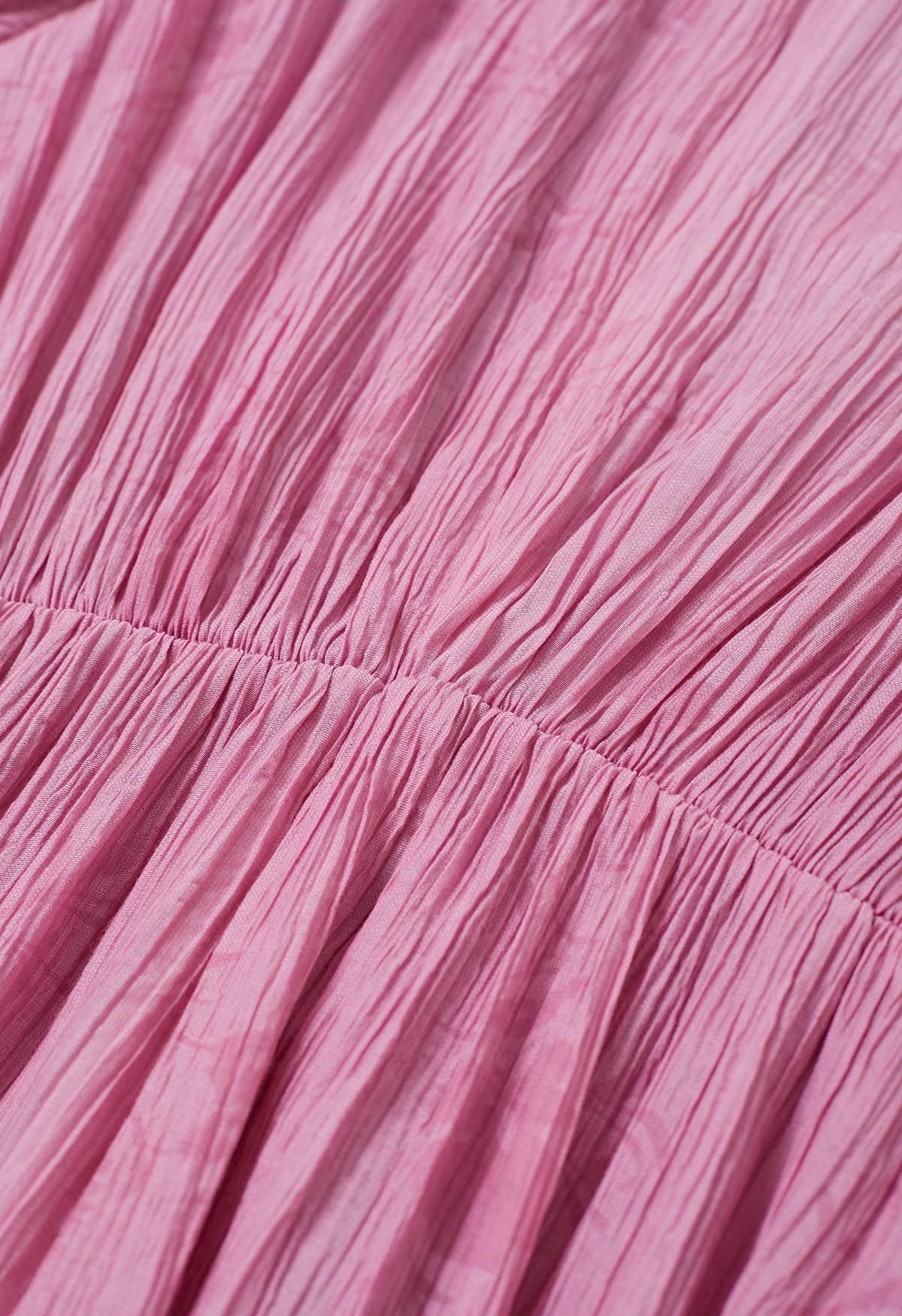 Robe mi-longue à col en V avec cordon de serrage et texture florale subtile en rose