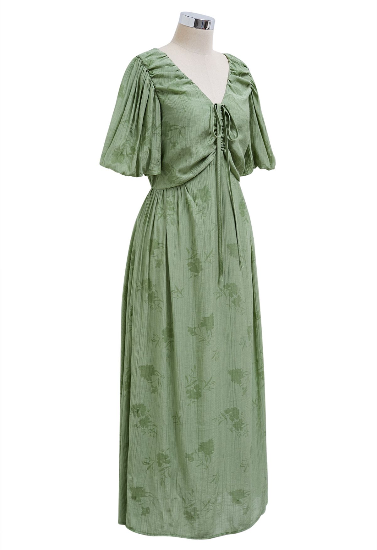 Robe mi-longue à col en V avec cordon de serrage et texture florale subtile en vert