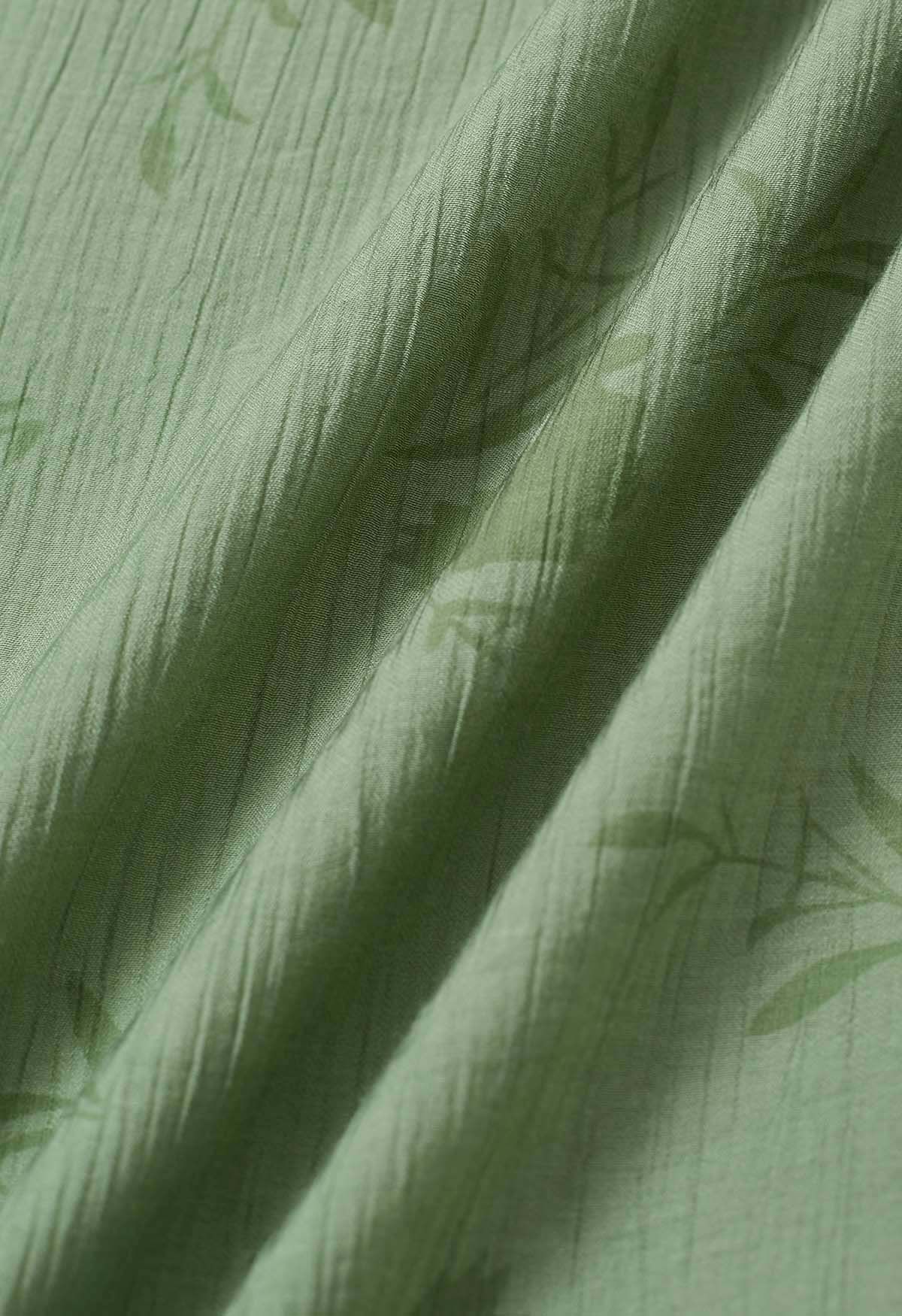 Robe mi-longue à col en V avec cordon de serrage et texture florale subtile en vert