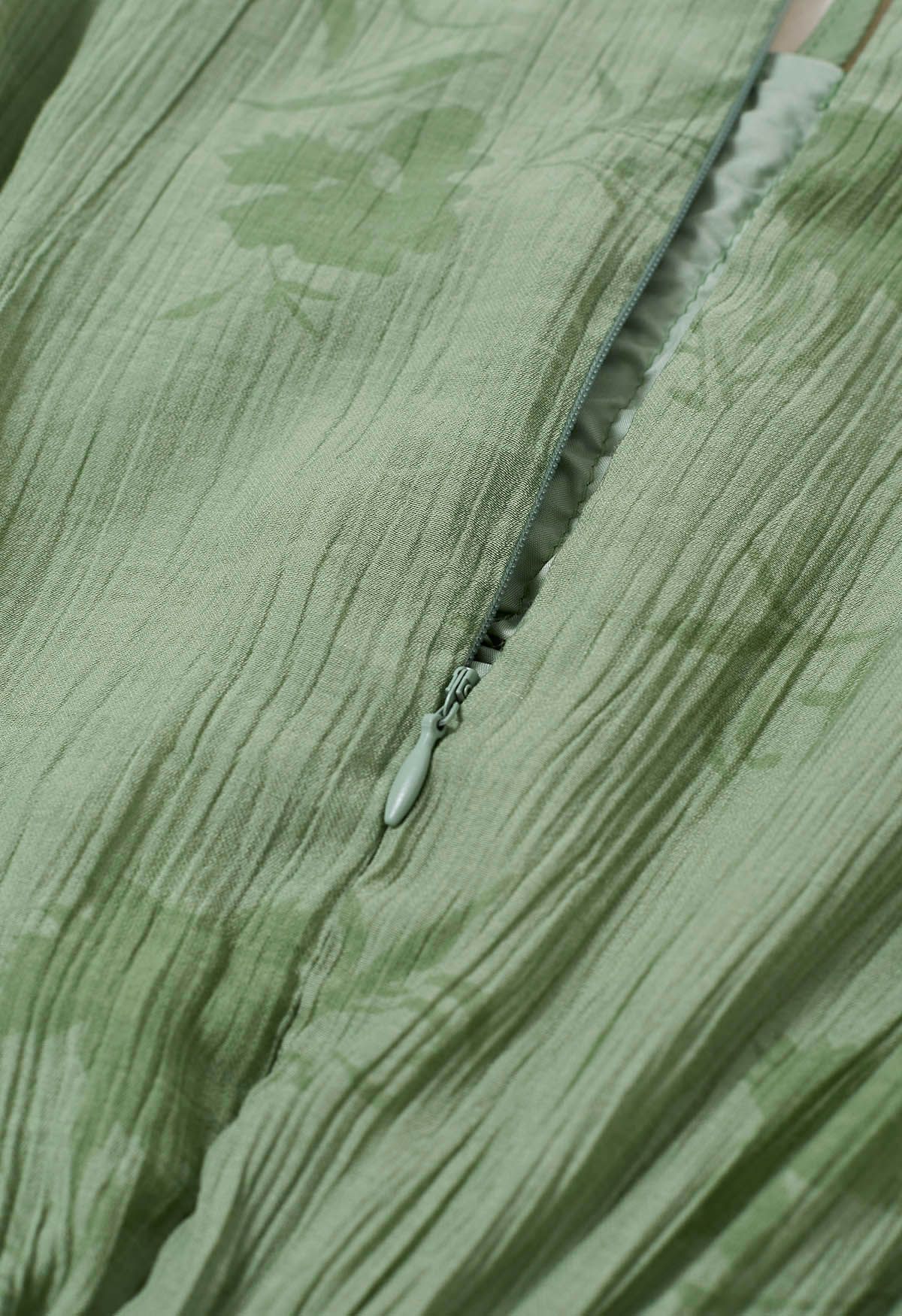 Robe mi-longue à col en V avec cordon de serrage et texture florale subtile en vert