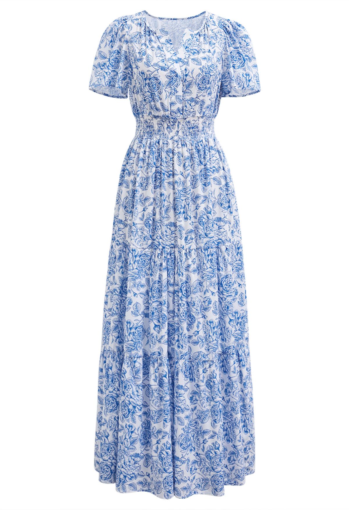 Robe longue imprimée de fleurs bleues exubérantes