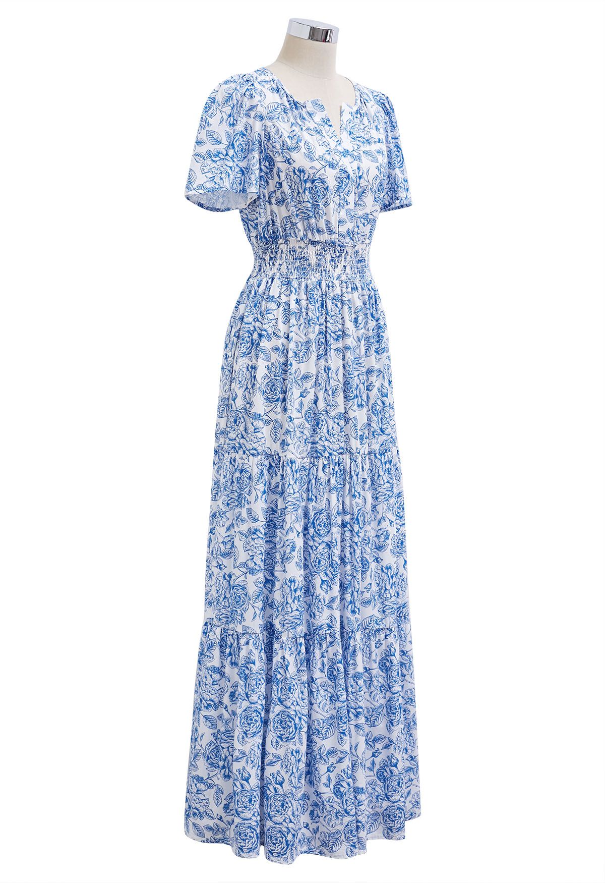 Robe longue imprimée de fleurs bleues exubérantes