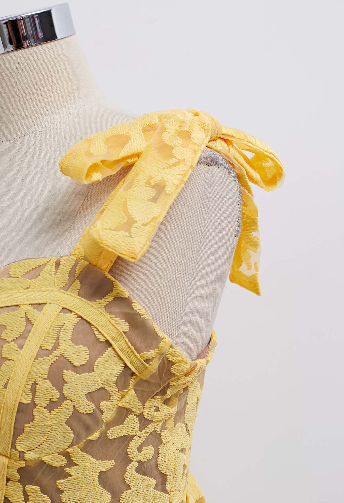 Robe caraco jaune en organza fleuri brodé