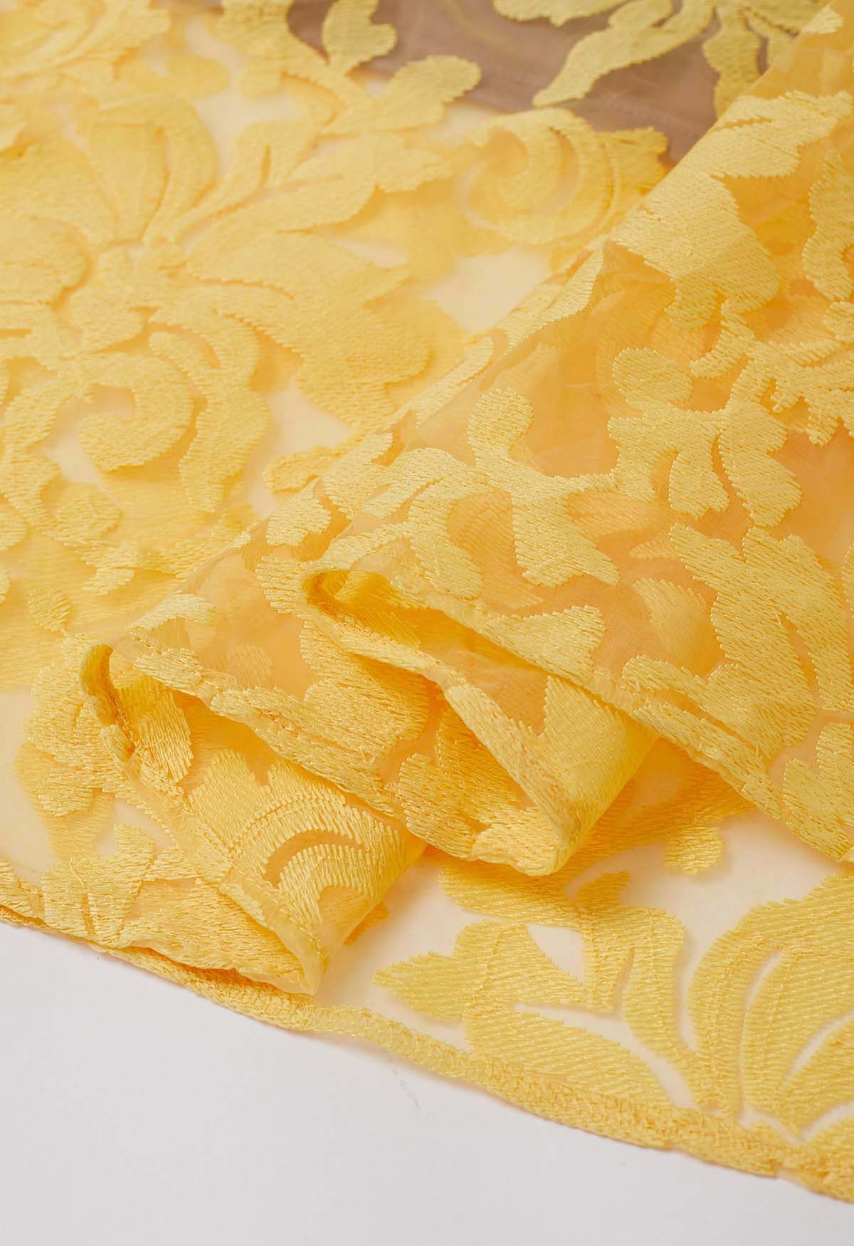 Robe caraco jaune en organza fleuri brodé