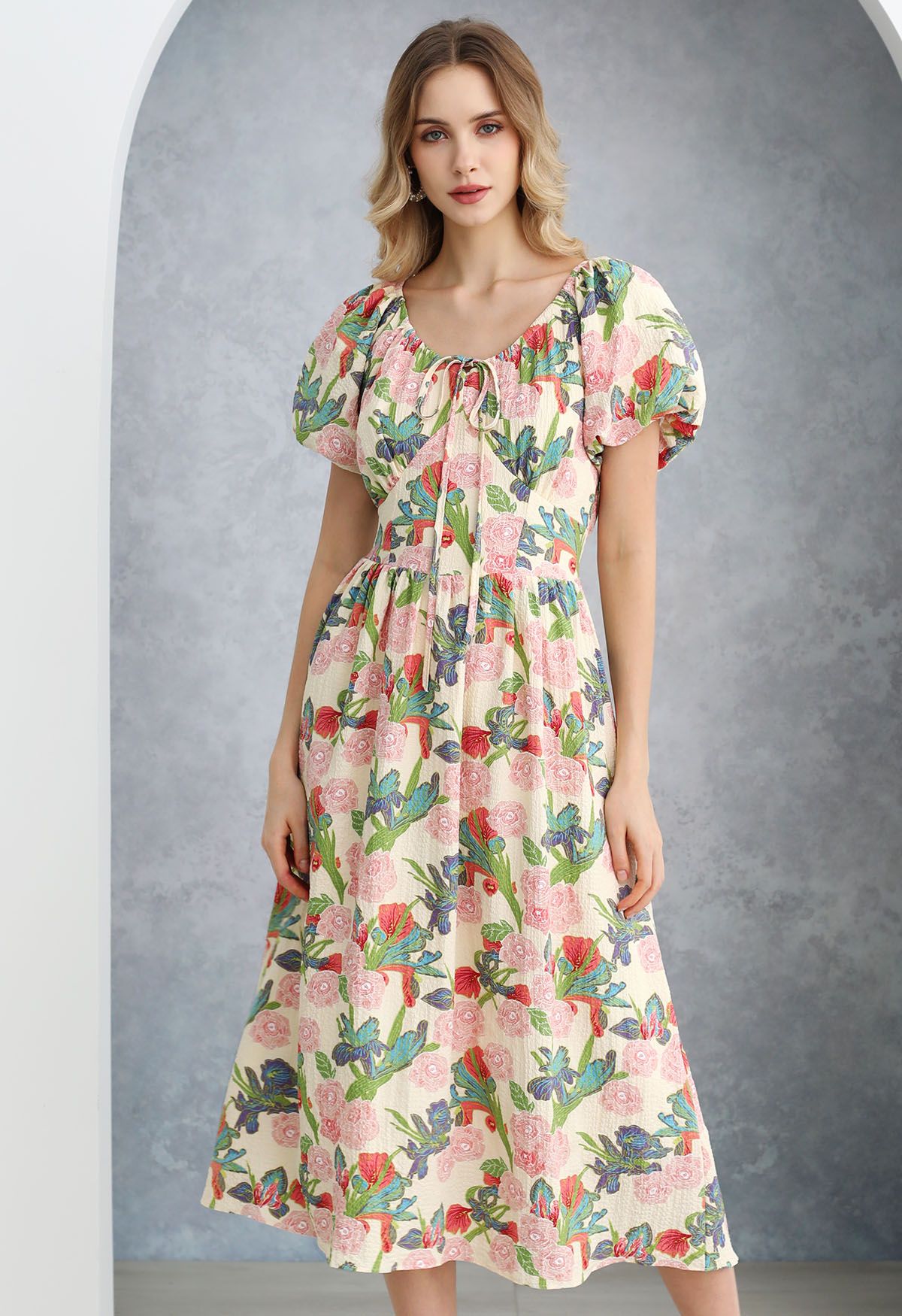 Robe mi-longue à manches bouffantes et imprimé feuilles de jardin roses