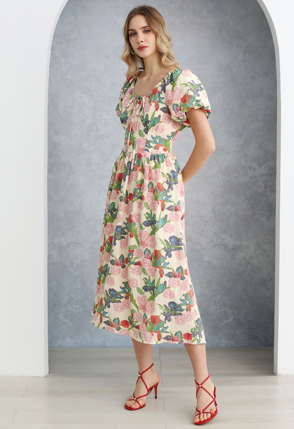 Robe mi-longue à manches bouffantes et imprimé feuilles de jardin roses