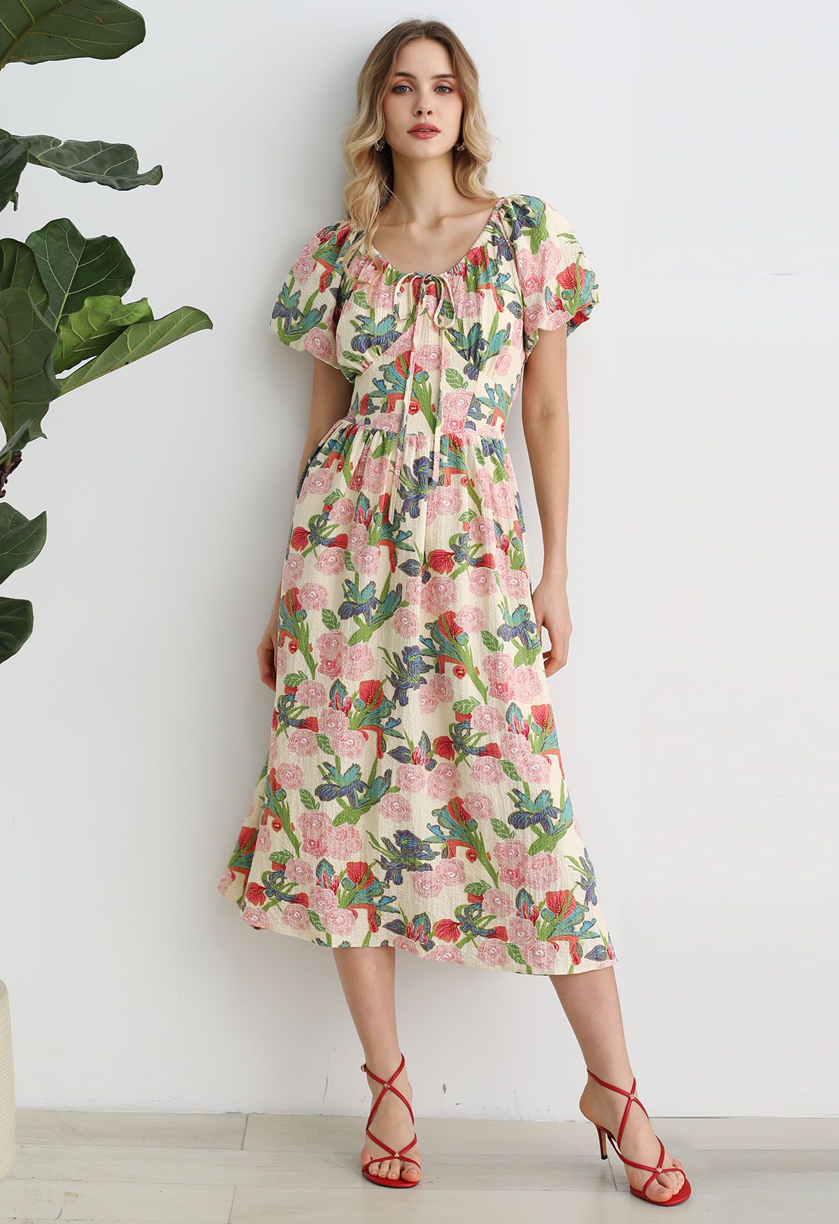 Robe mi-longue à manches bouffantes et imprimé feuilles de jardin roses